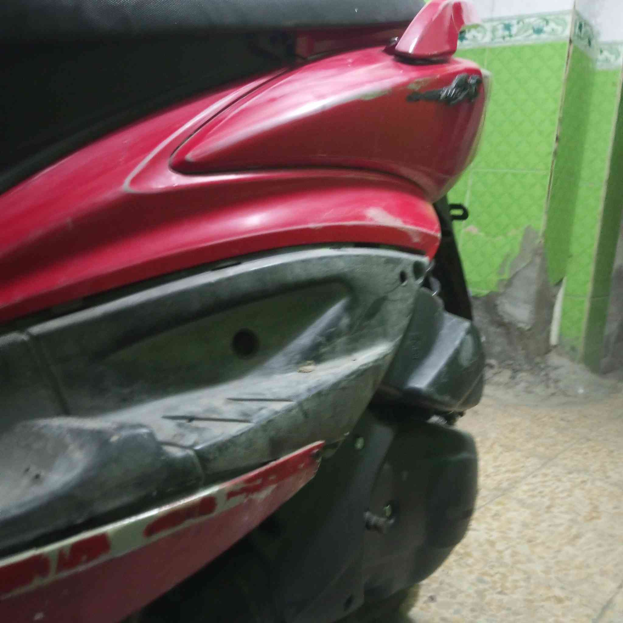 السلام عليكم
إخوان فحل بلاديه من الطول الطول كفر بلادي لون لحمر جارد مختم كابريتر مال حاويه تأير خلفي وويل خلفي جدد باتري جديد 
نقصها فقط شغلتين غيرهن تجي تعتب عليه 
كلچات تعبانه 
وستاند تعليك مبيها
بيع او مراوس 
***********
متوفر ماسنجر وواتساب
