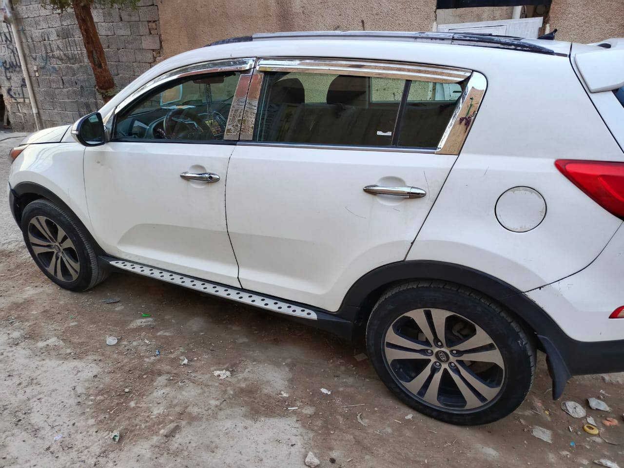 كيا سبورتاج موديل 2011 خليجي  كير مكينه ما بيهن شي كهربائيات كلها شغاله تخم تاير جديد   مكينه حجمها 2000 دوش رقم السياره واسط دولي مشروع وطني سياره باسمي تحويل ثاني يوم مكان السياره بغداد شعب قرب جامع بيت مجيسر سعر السياره 105 وبيها مجال للشراي رجاء رجاء المو الشراي لا يخابر ويتصل رقم الهاتف‏‪***********‬‏
