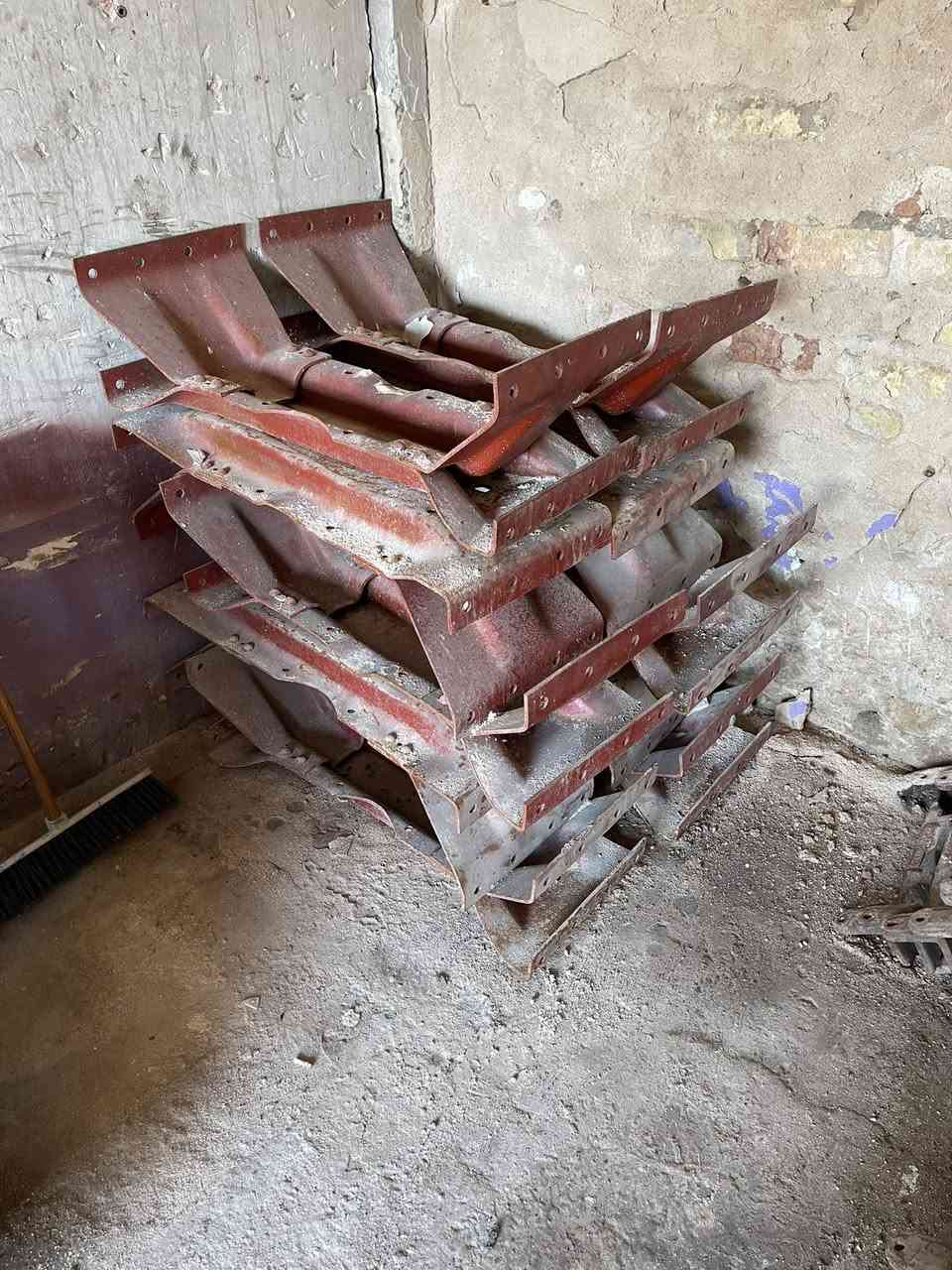مطبات مجموعه شاصي ألبي كرواتي 
فرممات قياس ٨٧ جف عالي 
فرممات كلب 
هوكات سحب براغي 
براغي كأردن ٢٤ اقجم 
***********

