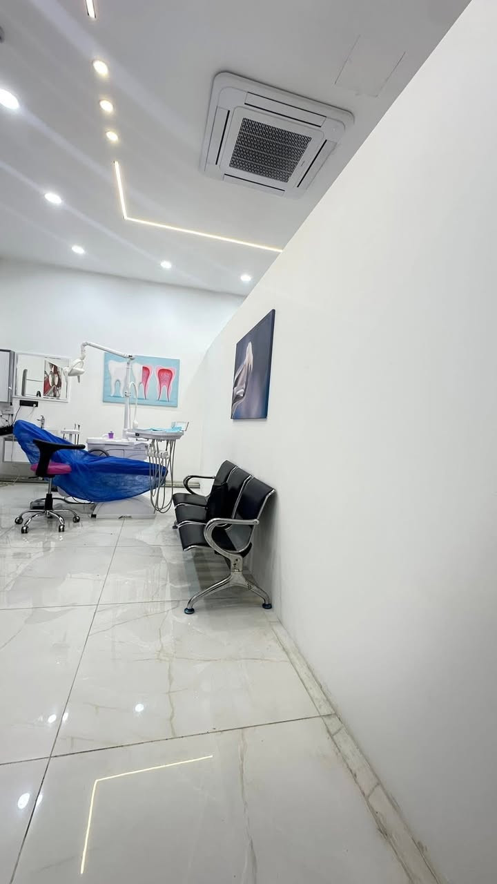 ✨ فرصة استثمارية مميزة ونادرة في كركوك ✨
السلام عليكم ورحمة الله وبركاته،
🔹  عيادة طبية متكاملة وحديثة التجهيز
للبيع او لدخول شريك بالنصف

👈🏻الوارد الشهري من الى 3مليون  
الى 8 مليون وقابل للزيادة
مساحة 400 متر 
صرفيات المجمع الإيجار مع الخدمات كهرباء ماء والكادر 
كامل شهرية 3 مليون فقط

👈🏻دخول الشريك بالنص المبلغ 
9 دفاتر 
📍 الموقع المميز: جداً
كركوك طريق بغداد – 
📐 المساحة: 400 متر مربع
🔸 العيادة مجهزة بالكامل من أطباء الأسنان وأطباء التجميل
🔸 لديها قاعدة مراجعين قوية ومستمرّة
🔹 الأجهزة المتوفرة:
جهاز Hydrafacial
جهاز HydroCool
جهاز CO2
جهاز ليزر ديكا الإيطالي (بارد وبدون ألم)
عدد (2) جيرات أسنان
جهاز كوتري للعمليات
جهاز سنترفيوج
جهاز أوتوكليف
🔹 سبالت مركزية
🔹 سديات حديثة ومميزة
🔹 أثاث متكامل بحالة ممتازة
🔹 جاهزة للعمل فوراً بدون أي نقص
📌 الموقع حيوي جداً ومناسب للاستثمار الطبي أو التوسّع في مجال الأسنان والتجميل، مع سمعة طيبة ومراجعين دائمين.

 1- التعامل يكون مع صاحب العقار الشرعي
2- المكتب  وسيط بين الطرفين ولحفظ الأجراءات  القانونية والتأكد من صحة العقار قبل تسليم اي مبلغ بأشراف قانوني 
——————
3- الرقم الخاص بالمكتب للأتصال ***********
—————
4-موقع   المكتب كركوك حي الواسطي 
سايدين العمارة الخضره مقابل شقق الغاز  ومجاور دكتورة سلوى البياتي 
 🏦مكتب سُلطان العقار 🏦 
 بأدراة أستاذ سيف 
 للأتصال ***********
✅نستقبل جميع عروضاتكم السكنيه والتجاريه في كركوك 💯والترويج لها عبر الصفحه الخاصة بالمكتب
للأستثمار والتطوير العقاري  معنا نحو الأفضل المكتب مجاز من غرفة تجارة ونتعامل بأشراف قانوني
