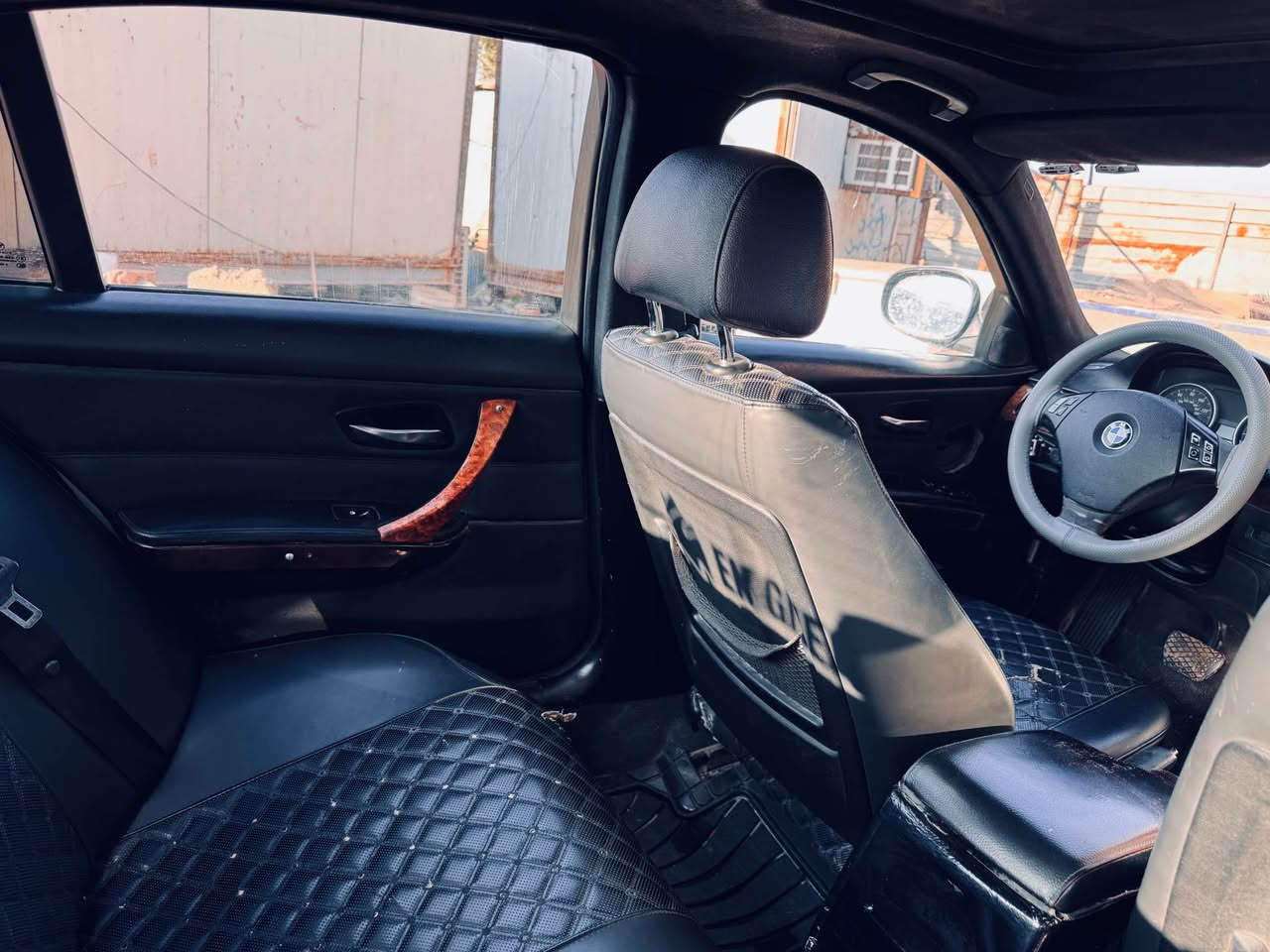 للبيع اومراوس E90 
2009 محدثة 2011 
‏V6 مسكر n52 
نوزل قصير 
فتحة سقف 
ماشية
كشن كهرابا تكمات فول مواصفات بصمتين
وارد امريكي  ضربتها جاملغ السائق لباقي كفاله من صبق وضربه 
شادلها
تايرات اثنين
واتربم
راديتر
فيتبم ومصفى
هيدلايت الامامي جديد

فالفوترونيك
تخم بلكات
تخم مجاول
اكسل
مشط ستيرن
دبة ماي
ولف حماوة
جاينات الماي كلها بدلتها
دسكات
حساسات ABS
ضاغطة قايش
باتري جديد
لايت زنون
لاجكتور زنون
سعر 77بيع مستعجل شراي يتصل
***********بصره كرمة علي البصرة, العراق
