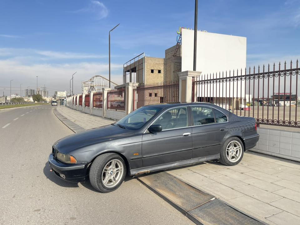 السلام عليكم للبيع او مراوس بسيارة عالية وانطي فرق
بي ام صقر موديل ١٩٩٧ حجم ٥٢٨
محرك ٢٨٠٠ بلادي بحالة جيدة
كير تبترونك بحالة جيدة
تخم ويل M
جام اوتوماتيك
سلايت طكتين 
صدر  امامي وخلفي + تخم تاير جديد بدون نقص
تبريد قطعتين  ثلج 
تدفئة شغالة
شاشة + كامرة
سنتر لوك سكيورتي أبواب + جام
غرفة كهرباء + جلد نظيفة جداً
بردة خلفية كهرباء بلاديه
سيدي جنجر
باتري جديد
منظومة بانزين جديدة كلها
تحكم ستيرن

السيارة بدون حادث وبدون معجون 
السيارة نقصها  فقط دوسة السايق بيها طخة واضحة وباسمي رقم بغداد تحويل مباشر

السعر ٩٥ ورقة وبيها مجال بعد المعاينة
والسوك كلشي موجود بي
مكاني حي الجامعة ملا حويش او ابو غريب حي المهندسين 
***********
***********
