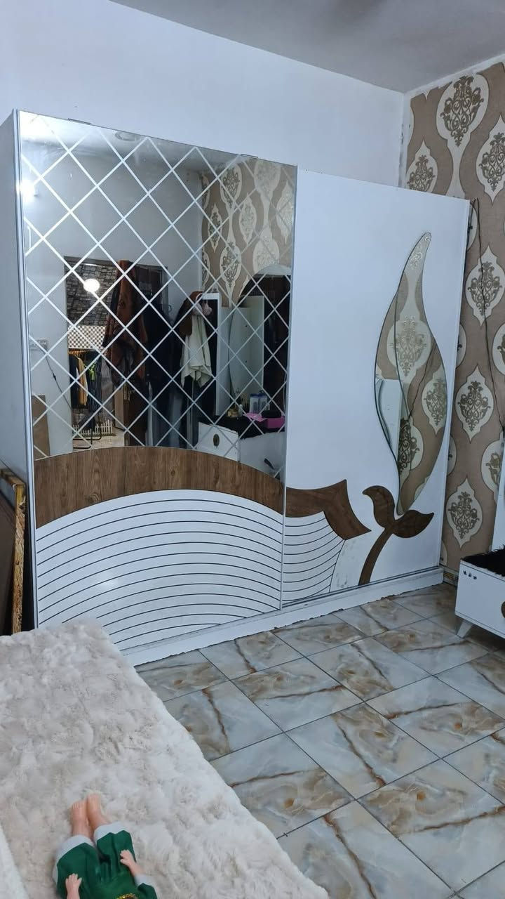 غراض بيت مستعملة قليل
الغرفة400 
الطباخ 200
الثلاجة375 
رقم التلفون ***********
بغداد الغزالية
