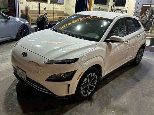 ( HYUNDAI KONA ELECTRIC
موديل : 2023
مرقم بغداد 
اللون : ابيض
المشي : 42000 ميل 
المواصفات : 
- تقطع مسافة 450 كيلو متر في الشحنة الواحده
-لد نهاري 
-كامرة خلفية 
-حساسات خلفية 
-حساسات جانبية 
-حساسات امامية
-تبريد قطعتين 
- كراسي لون ابيض
- كشنات مخمل 
- كشن السايق كهربائي
- تدفئه مقود 
- مانع تصادم
- محدد مسار 
- مثبت سرعة 
- رادار جانبي
- رادار امامي
- مانع انزلاق
-شاشة لمس كبيرة نافكيشن
- سايد بريك بصمة 
- بصمة تشغيل 
- بصمة ابواب
- دخول ذكي 
- تشغيل عن بعد
- نقطة عمياء 
- حساس مانع تجاوز 
- اشاير ب المري 
- سايد بريك بصمة
-كشنات تدفئة تبريد
🔴 الحادث : 
 كما موضح بالصور
دعاميه خلفيه فقط 
السعر$155
للاستفسار :
***********
