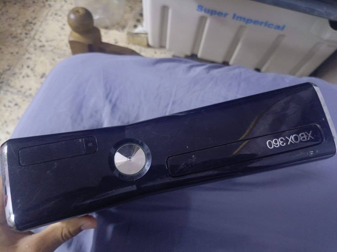السلام عليكم..
جهاز XBOX360سلم الى بيع
كامل ملحقات يدات عدد2
هارد256غيغا بس بي شوي فطر بل كفر 
السعر 100قفل المكان بغداد الجديده 
الى تواصل رقم ***********
