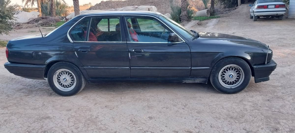 السلام عليكم...
بي ام نضيفه جدآ للبيع شرط التحويل موديل 1992 رقم بغداد،،
محرك وكير بالباكيت تبريد شغال تخم تاير شد جديد  مكفوله من الضربه،،مكان السياره بابل جبله، السعر ٤٣ للتواصل ***********
