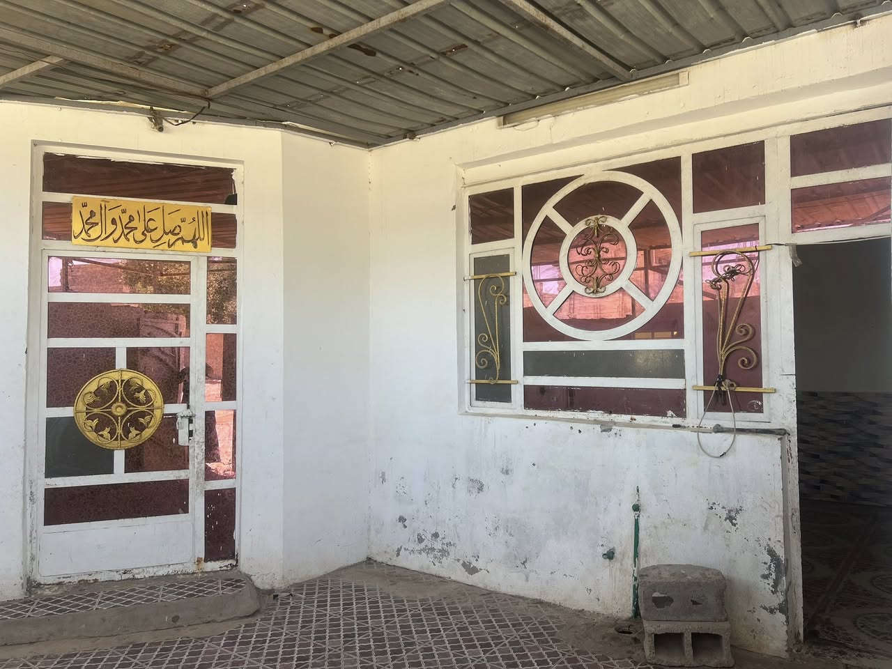السلام عليكم ،،
🏠 دار سكن زراعي حواس للبيع ،،

📐 المساحة / ١٥٠ متر  طابقين ٤غرف نوم (ركن)

#الدار ركن على شارع ١٥ متر تجاري يربط بين حي 

العباس ع وحسينية حواس قريب من الشارع العام 

📍الموقع / حواس  # موقع مميز جدا ويصلح تجاري وسكني على شارعين  ،،

السعر /  ٥٠ مليون وبي مجال ،،

للاستفسار اكثر الاتصال على الارقام التالية 

***********   /  ***********
