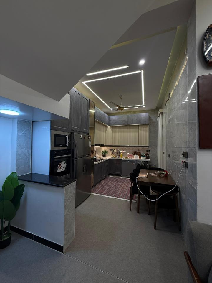 ١٠٠م طابق واحد بناء حديث مربع
حجي حسن الثانيه الاربع سايدات 
قريب على اسواق الحجي بلفرع 
سعره ٧٦ قفل قفل البناء رباط ومتعوب علي شغل حلو
للاستفسار الاتصال على الرقم ***********
