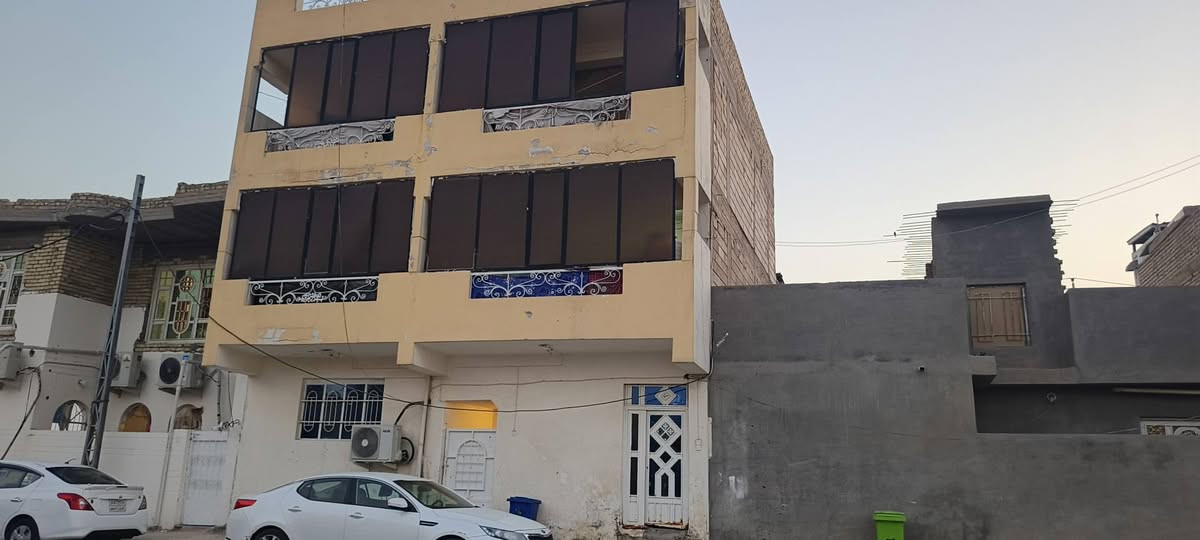 عماره للبيع
المساحه 100 مربع 

الحي العسكري 

تحتوي على ثلاث طوابق كل طابق منعزل عن لاخر 

كل طابق يحتوي على ستقبال صاله مطبخ صحيات ترك امامي ترك خلفي 

كامله قرب مدرسه تراث منطقه شيخ جمال البطيخ 

***********

***********

غير متوفر على الفيس فقط تصال
