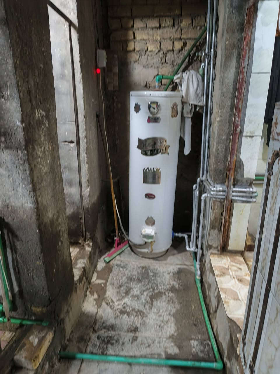 السلام عليكم بيت طابو صرف البيع مساحه ١٦٠غرفتين وصاله ومطبخ وصحيات بناء طابوك مكانه العكبه قرب الروضه ***********
