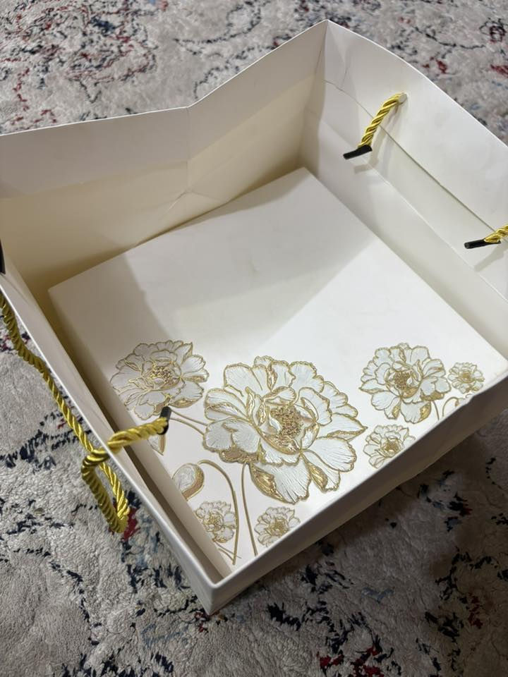 بنات ٧٥ بوكس وعلاكه و٢٥ علامه تقريبا زايده وعلب فراشات كومه وأكياس ١٠٠ كيس كرزات شفاف وأكياس زرك كال توزيعات أريدهم كلهم ب ١٠٠ 
كلهم جدد وما مستخدمات زادوا من حنتي


**إذا كنت صاحب هذا الإعلان وتريد حذفه لأي سبب، رجاءا أرسل رسالة إلى الدعم الفني**