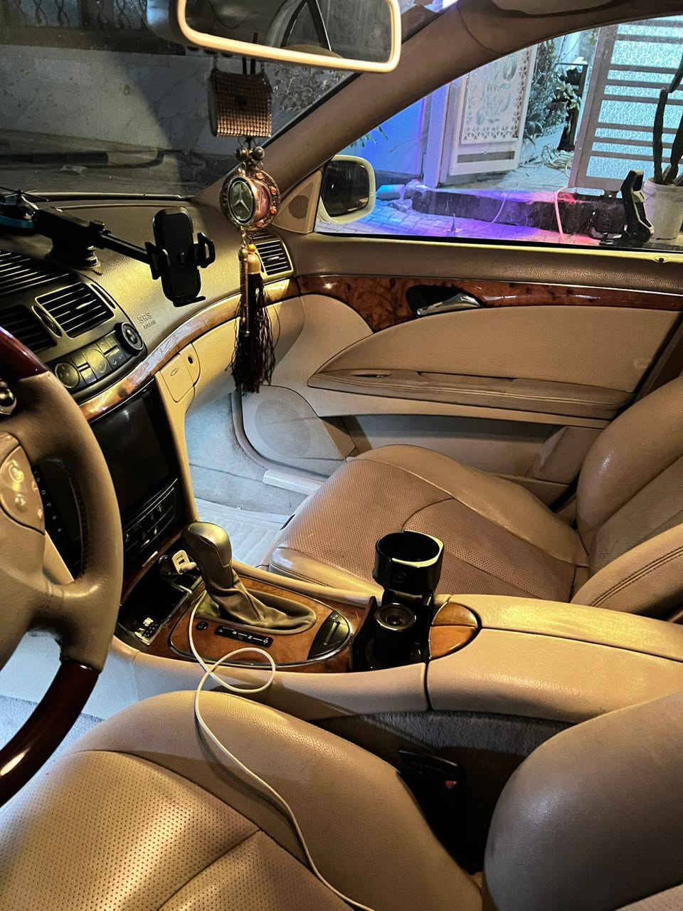 السلام عليكم للبيع سيارة مارسيدس  E 211 محرك 6سلندر 320 موديل 2003 محدث الدعاميات والبجم 2008 تبريد جديد هذا الموسم مبدل فتحة سقف حساس امامي وخلفي باقي المواصفات معروفه بالمارسيدس  السياره باسمي رقم انكليزي سنويه مجدده لغاية 2030 تحويل ثاني يوم السعر12500شده وخمسه وعشرين ورقه بيه مجال مكان السياره بغداد الحريه حي نواب الضباط موبايل ***********
