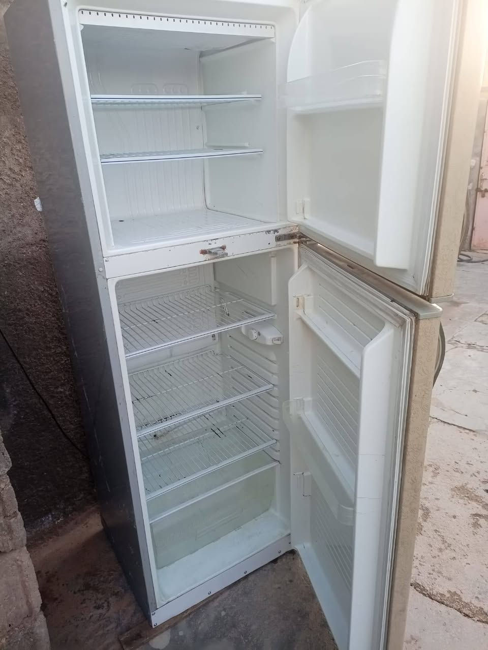 السلام عليكم متاح ثلاجة 16قدم ال جي نضافة 80بالمية تجميد فول السعر 170وبيها مجال والمكان القائم والشراي يتفضل ***********
