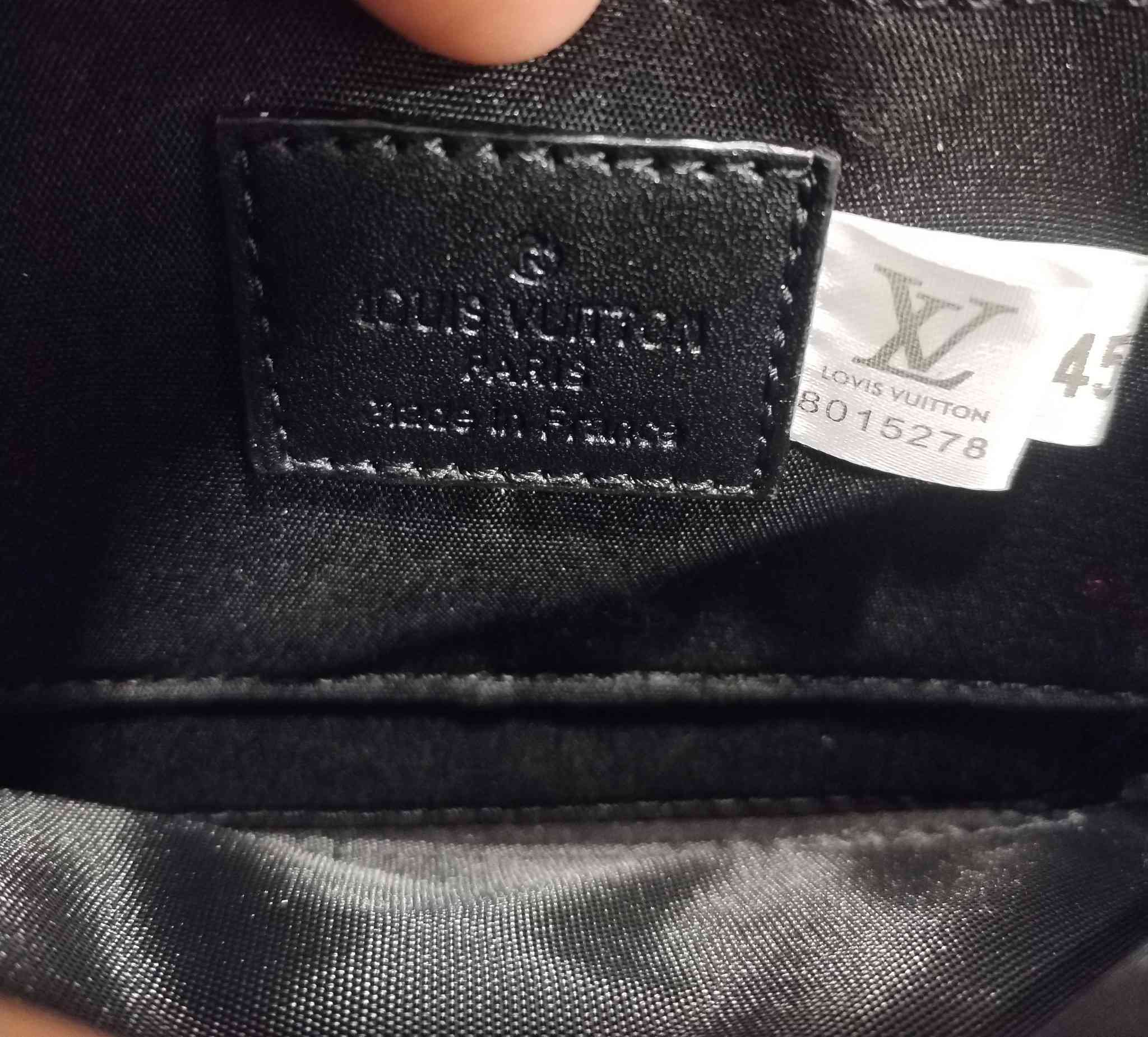 حقيبة رجالية ماركة لويس فيتون 
مني باك صغيرة الحجم 
بالة اوربي نظافة 💯 
مصنوعة بالكامل من مانكروغرام 
مع حزام كتف كتان خالص 
سحابات سلستيل طلاء ثابت مختوم 
إرتفاع 18 سنتيم عرض 20 سنتيم 
للحجز على خاص 
أو مراسلة واتساب ***********
توصيل لكل محافظات توصيل
