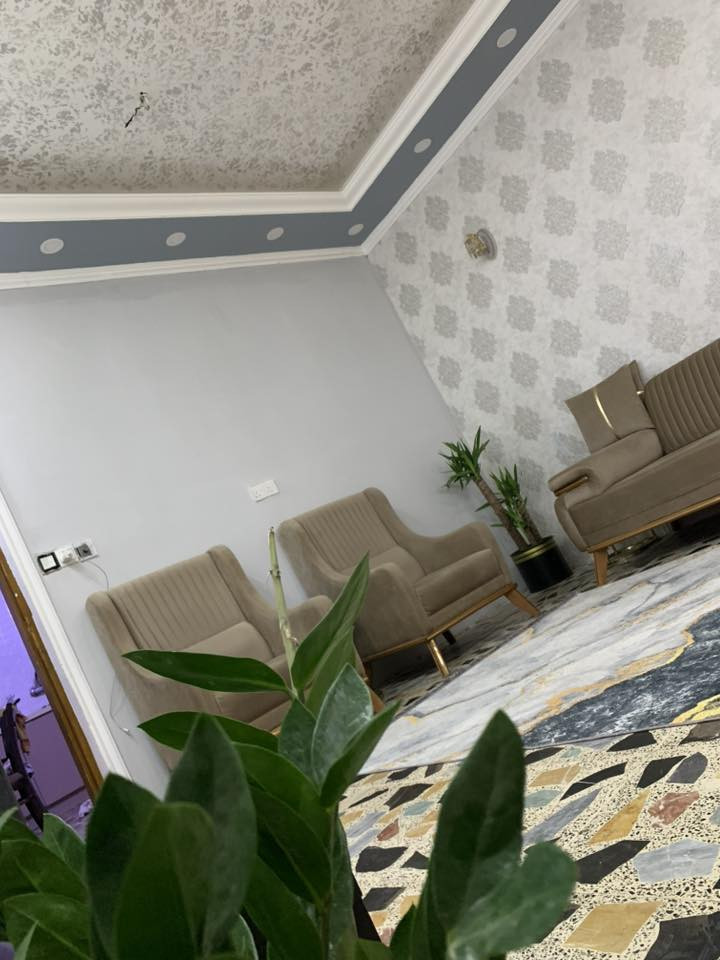 بيت للبيع ٩٠ متر بالقاهرة الاولئ شارع عريض (موجود فيديو اخر الصور يوضح عرض الشارع) 
واجهه ٤.٥ نزال ٢٠
السعر 305 مليون 
بناء 2013 يعتبر قديم  طابق ونص 
الطابق الارضي استقبال ومطبخ كبير وخدمات وغرفه سويت
الطابق الاول غرفه نوم سويت وببتونه 
للاستفسار الاتصال ع الرقم 

‭٠٧٧١ ٤٤٧ ٣٢٢٣‬
