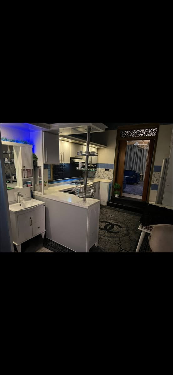 سلام عليكم 

شقه مؤثثه للإيجار منطقه المنصور الداودي شارع التانكي سنتر الداودي تشمل نت وكهرباء وغاز بالكون مطل ع شارع التانكي سعرها 12ورقه بدون دلاليه ✨*********** متواجد واتس اب ايضا
