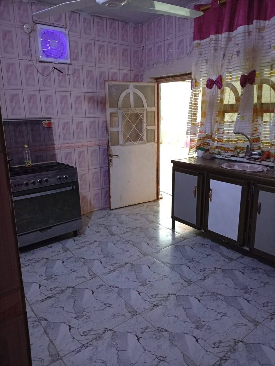 سلام عليكم دار للبيع المساحه 190 متر الواقع في منطقة حي الايمام خلف بيت المحافظ أسامة اصلان أو قرب مول حمرابي بناء طابوك أرضية بورسلين كامل الخدمات يحتوي على غرفة نوم ومطبخ وهول وصالة ومجمع صحيات كراج يتسع السيارتين ترميم جديد طابو زراعي سند 25 تحويل بسم المشتري مباشر سند مفروز كامل السعر 95 وقابل للتفاوض الاستفسار *********** الأثير ***********
