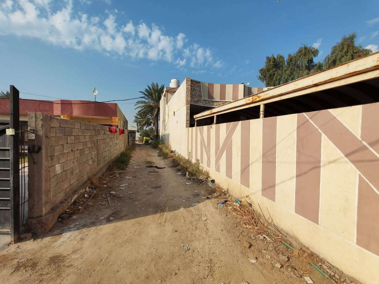 السلام عليكم 
بيت للايجار في منطقة البوعيثة قرب المستوصف الجديد
( قريب على الشارع العام) 
الارض مساحتها نص دونم مبني بيها بيت بلوجه مساحتة 300 متر بي حديقة وگراج جبير يوسع سيارتين
البيت يتاجر كامل وية الارض
البيت بي 4 غرف وصالة جبيرة ومطبخ واستقبال جبير
وكلشي متوضح بلصور
البيت يصلح يكون سكن او معهد تدريسي او روضة

للاستفسار الاتصال على الرقم هذا
*********** متوفر واتساب
