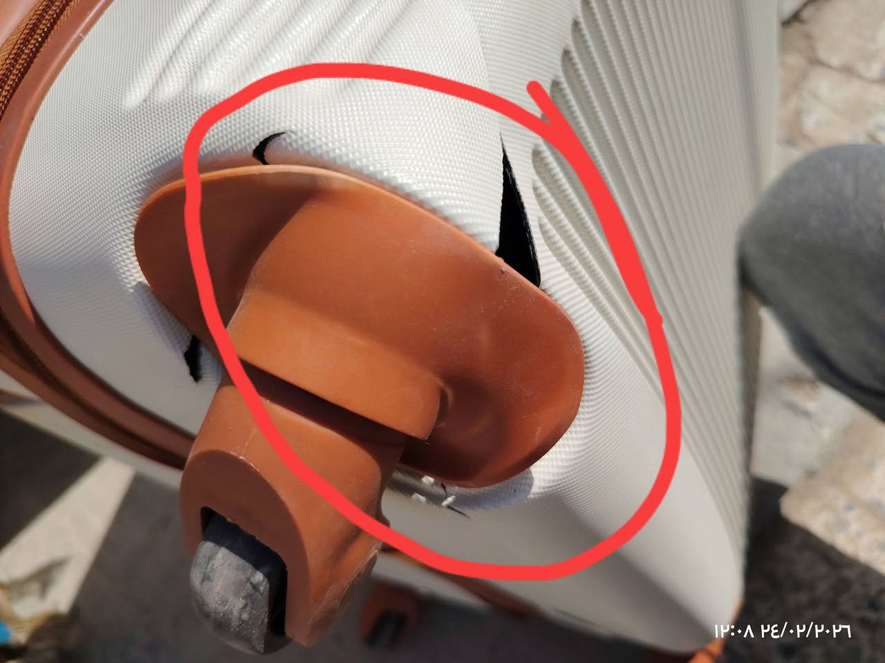 حقيبة سفر الحجم الكبير ام القفل السري  بيها كسر  بسيط مثل ماموصحه لون أبيض وايت  وتوجد حقائب أخرى 
بقية البضاعه اسعارهم تحتهم


**إذا كنت صاحب هذا الإعلان وتريد حذفه لأي سبب، رجاءا أرسل رسالة إلى الدعم الفني**