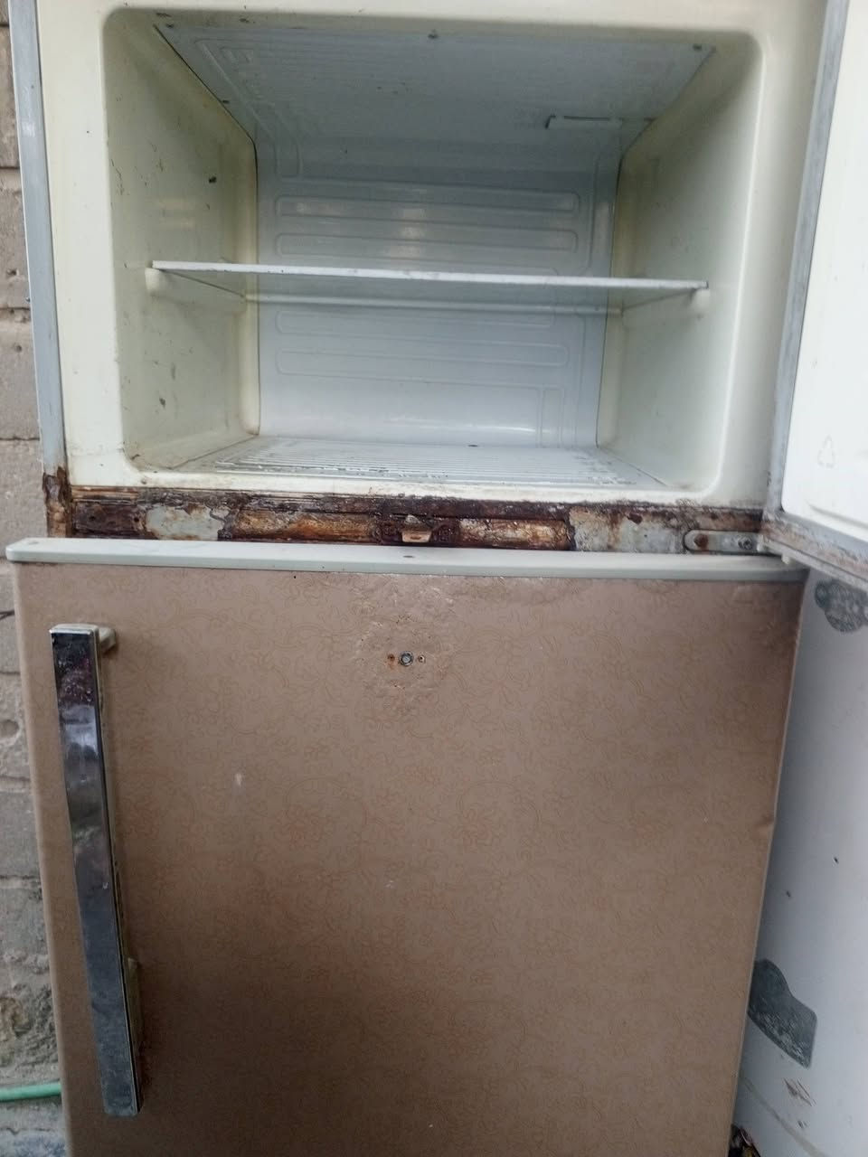 ثلاجه من تشتغل تفصل ماعرف عطلها سعرها ب 50 وكيزر شرط الشغل حته هيتر بي سعره 30 وبي مجال قليل ***********
