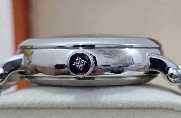 ساعة من العصر #الفيكتوري 
#باتيك_فيليب
#مستعمل بعدها بحالة المصنع
شمسي قمري حقيقي 
مع العلبة #الأصلية الكبيرة الساعة 
تفاصيل أكثر على الخاص او واتساب ***********
