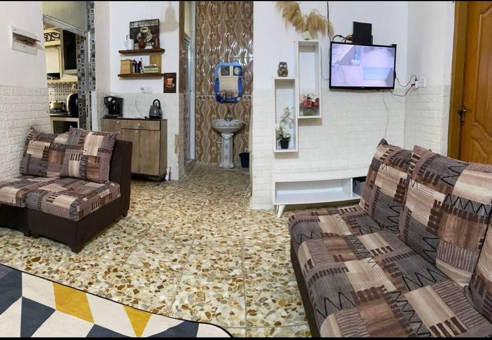 السلام عليكم
للبيع بيت في كربلاء – طويريج

المساحة: 120 م²

طابقين يحتوي اربع غرف نوم وصاله واستقبال ومطبخ وتلاث صحيات 

طابو زراعي

الخدمات: مجاري + تبليط

العنوان /كربلاء/طويريج/حي الجمعية/شارع اصحاب الكساء  

للتواصل :  ***********
