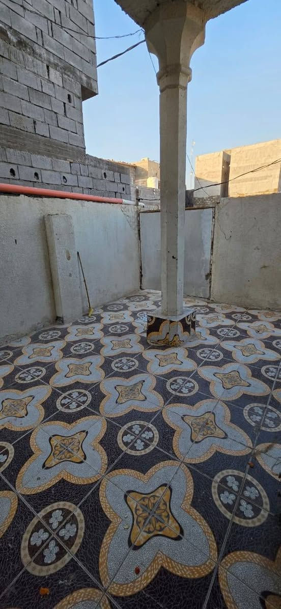 اسعد الله اوقاتكم احبتي 

توفر دارين سكن كونكريت مسلح 

كل بيت يحتوي على غرفيتن وصاله كبيره ومجمع صحي وديوانيه 

مساحه الكليه 280متر 

طابو صرف زراعي باسم عراقي 

سعر الكلي90 مليون وقابل للتفاوض

العنوان البصرة ابي الخصيب العوجه شارع المقيمين قرب المدرسه العراقيه 

للاستفسار /***********📞
