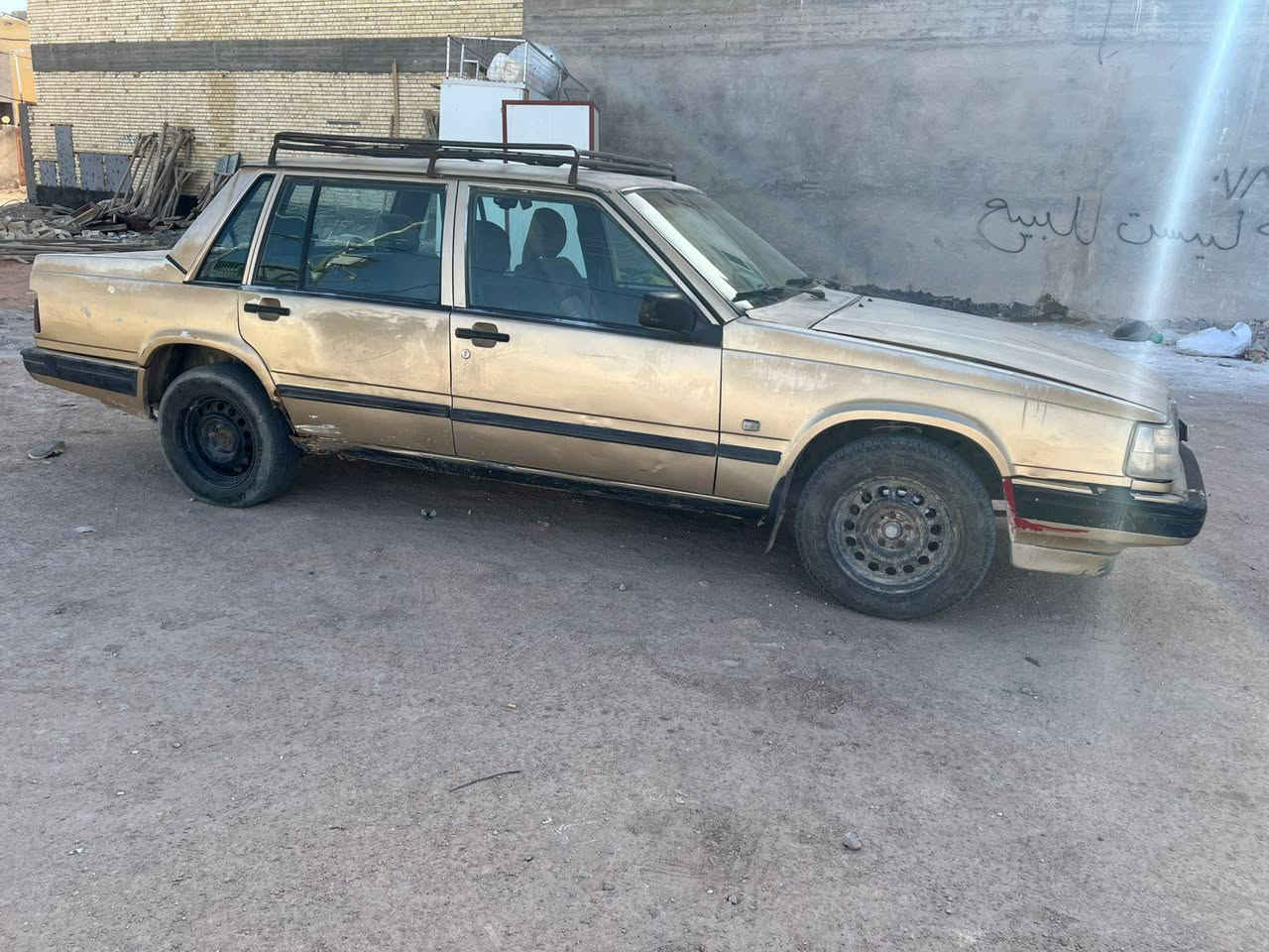 السلام عليكم فالفو 740البيع موديل 1990محرك وكير جيد تبريد ثلج تخم تاير غرفه جيده السعر S28 وبيه مجال قليل ***********

