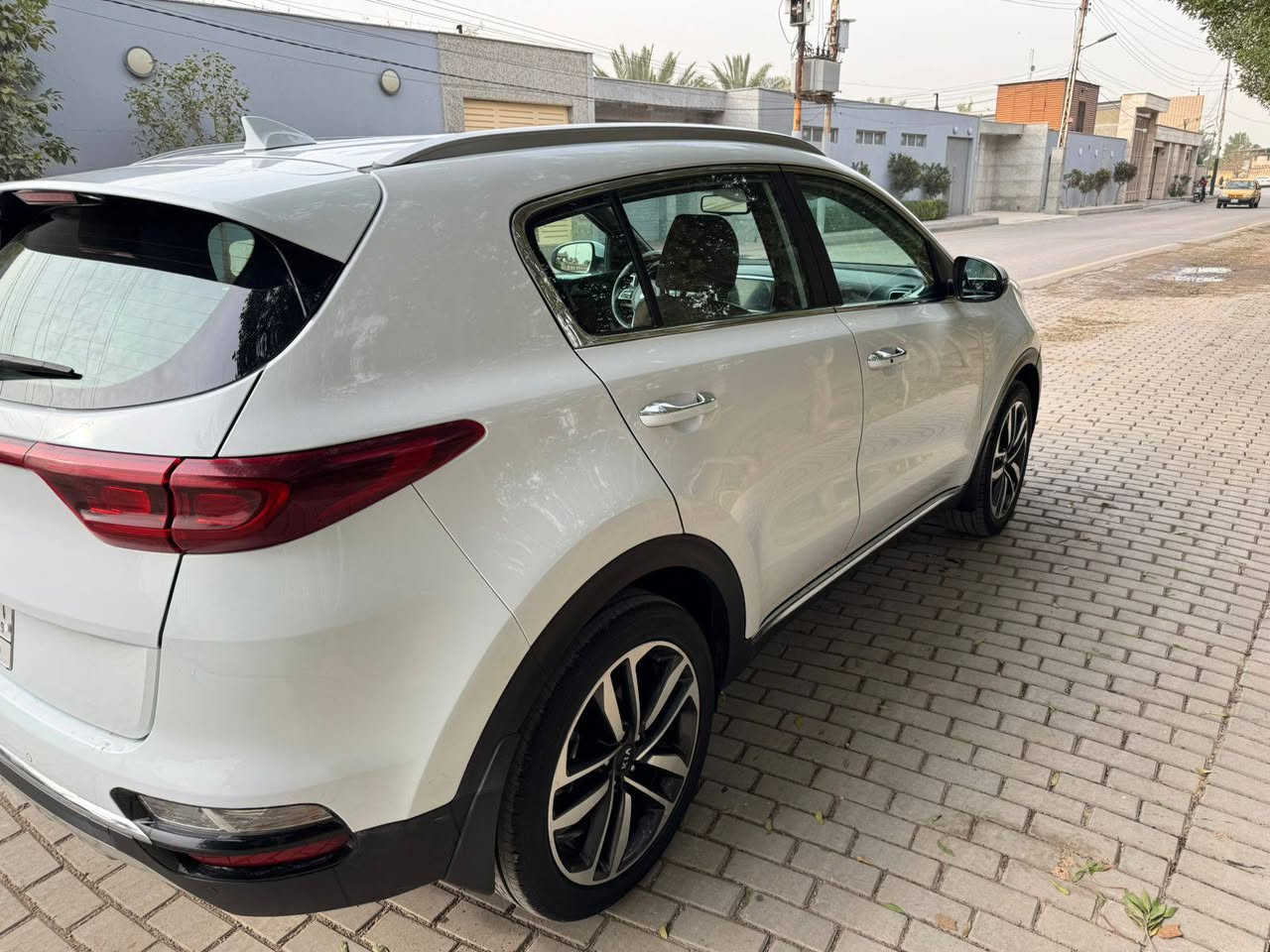 السلام عليكم من رخصة الادمن كيا سبورتاج موديل 21 سياره خليجيه مكفوله كفالة عامة عدا اصبع بارد بالجاملخ الامامي الايمن وربع الدعامية صبغ سيارة من هية زيرو عدنة مكينة كير كفالة مكفولة سبير منازل تخم تاير جديد صدر أمامي خلفي كفالة 
موصفات السيارة 
بصمه تشغيل 
بصمة ابواب 
شاشة كامرة اصلية 
مري شفط  
اريل انفكيشن
سيارة ماشية 55 الف
مكان السيارة بغداد الكريعات 
السعر 208$وبية مجال للشراي ***********
