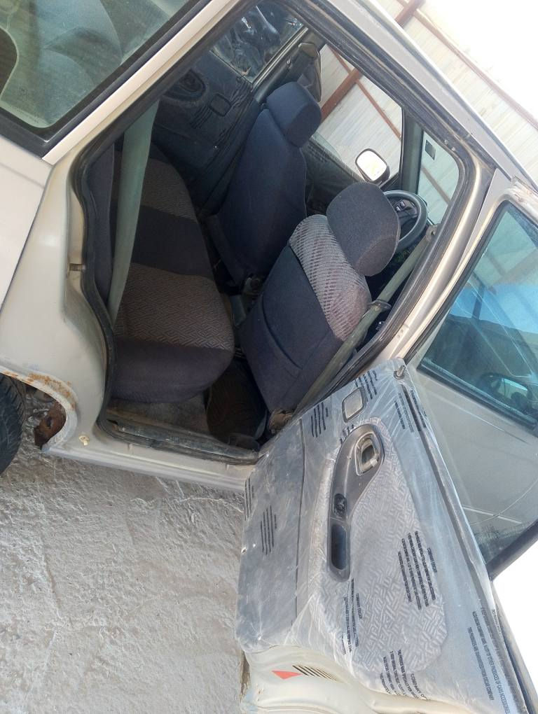 دايو سلو للبيع سياره بلادية ومكفوله من ضربه وصبغ وحداديه كهربائيات كلها شغاله تخم تاير جام اوتو كير مضبوط بس المكينه بيها خيط بخار وتبريد نقص كمبريسر مداور مباشر حتى هزتها جديده ماصاقطه للبيع ب26 وبيها مجال بصيط 
*********** كربلاء, العراق
