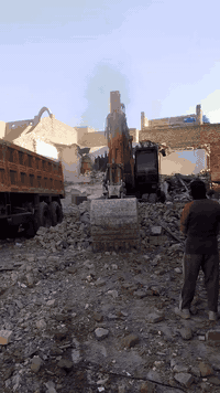 هدم بنايات • حفر الجفره • آليات حديثة