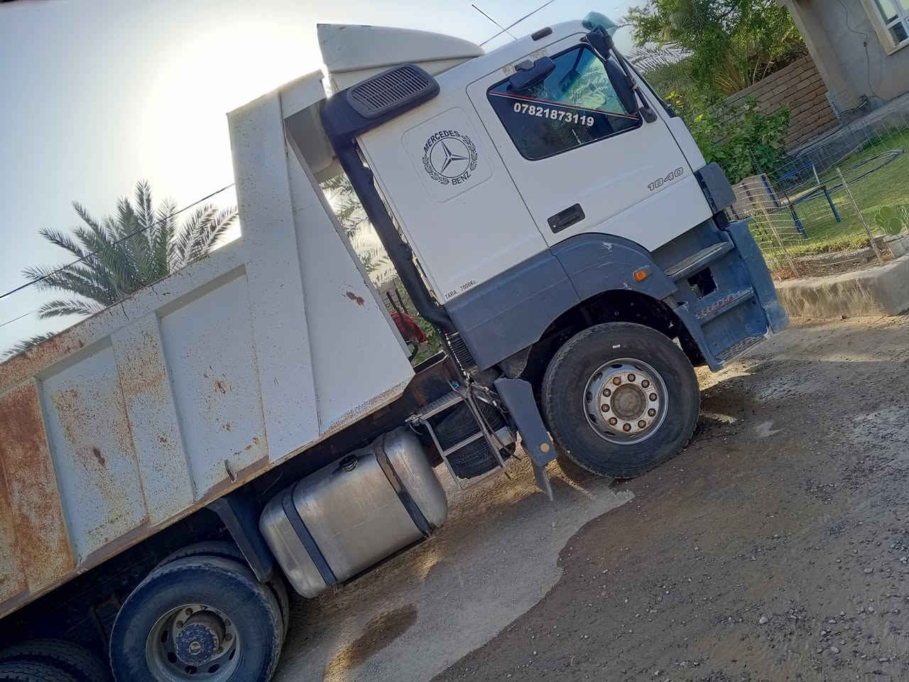 السلام عليكم
غلاب مرسيدس اكسور موديل 3 مجموعه برينه جيف ونص جواها طخم تاير 
ستفسار تصال على رقم ‏‪***********‬‏
ملاحظه بل سنويه تريله وهة هسة غلاب
