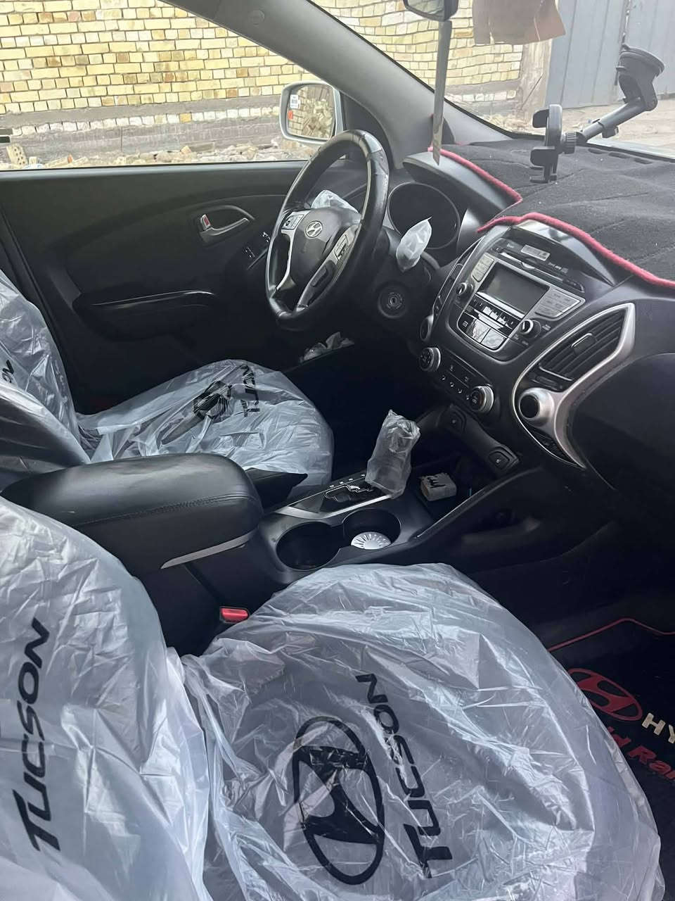 توسان ٢٠١٣ محرك ٢٤٠٠ دوش وارد ضرر بسيط بدايه خشم البنيد ومعدل نفسه صبغ بيها ٤ قطع رش فقط  قليل حالوب   سيارة ليبل واحد تحكم اربع جهات كشن جلد تدفئة كشنات نظام Eco سايد برك قدم نظام مانع انزلاق حداديه جيده منظومه وقود جديده اطارات جيده منظومه تبريد جديده بأسمي رقم بغداد انكليزي  للبيع او المراوس السعر ١١٧ وبيه مجال الاتصال ***********
