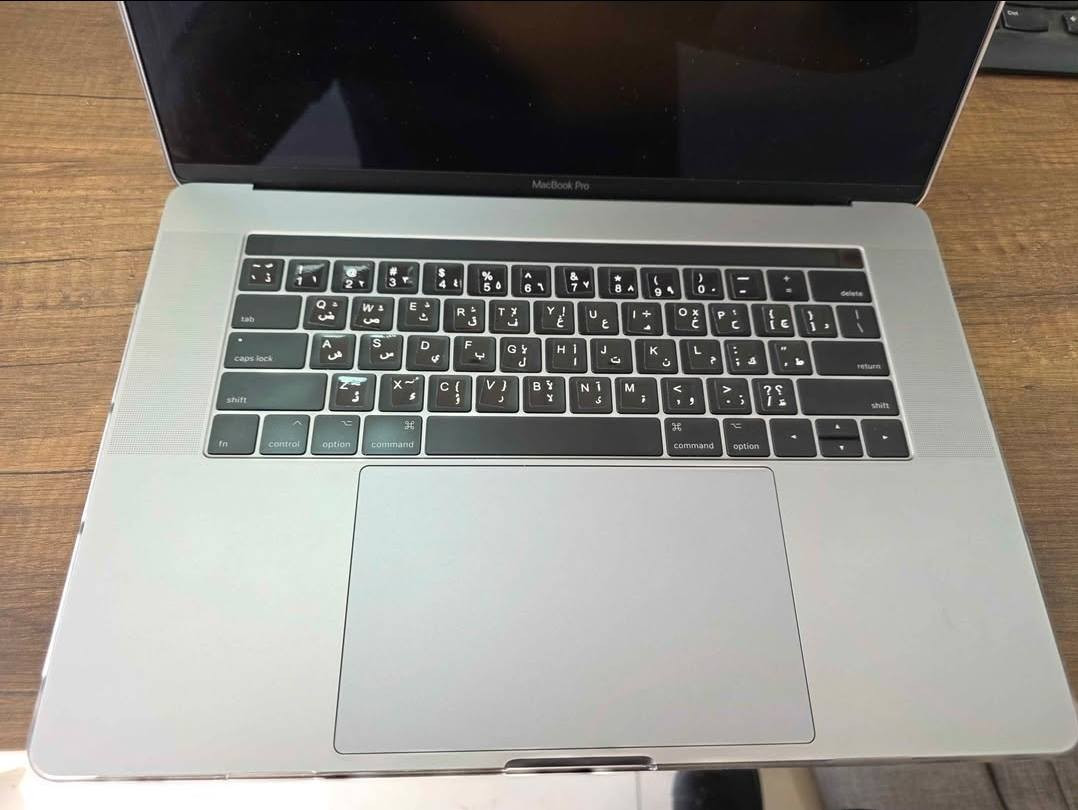 المواصفات التقنية الدقيقة (MacBook Pro 15-inch, 2017):
​المعالج (CPU): Intel Core i7 رباعي النواة (جيل سابع)، مصمم للأداء العالي والمهام المتعددة.
​الذاكرة (RAM): 16GB من نوع LPDDR3 بسرعة 2133MHz، مثالية للتعامل مع البرامج الثقيلة.
​التخزين (SSD): 512GB فائق السرعة، يوفر استجابة فورية للنظام والتطبيقات.
​كارت الشاشة (Graphics): نظام رسوميات مزدوج؛ كارت مدمج (Intel HD 630) وكارت منفصل (غالباً Radeon Pro 555 أو 560) سعة 2GB أو 4GB، مما يجعله قوياً في الرندر والتصميم.
​المميزات الذكية: مزود بـ Touch Bar و Touch ID لبصمة الإصبع، مع شاشة Retina مذهلة بسطوع 500 nits.
​الحالة الفنية: بطارية بصحة ممتازة (88%)، والجهاز يدعم نظامين (Windows 10 Pro + macOS) بشكل كامل ومستقر. كركوك, العراق


**إذا كنت صاحب هذا الإعلان وتريد حذفه لأي سبب، رجاءا أرسل رسالة إلى الدعم الفني**