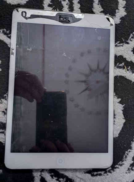 سلام عليكم ايباد للبيع جديد مستخدم ذاكر 128  وقع مني وانكسر  والشراي بخدمته هذا رقمه مال واتساب ***********
