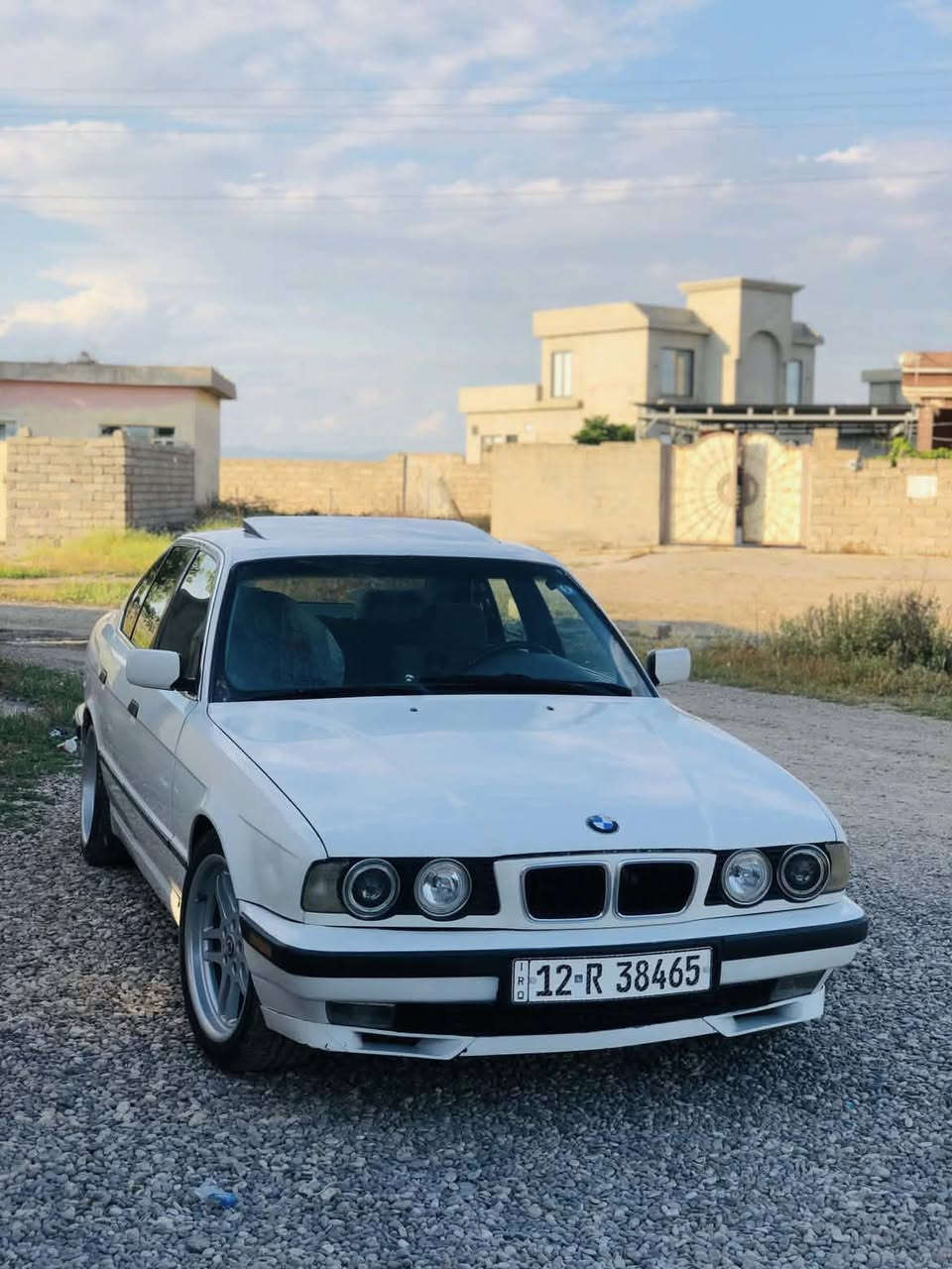 BMW 1991 525
نمونه له جواني 
فوله تؤماتيك ته بريت
سلايد پئش گه وره
لايت ئه لقه تايه ويلي M
له سه ر ده قي بيلاده 
هجي نيه ده عم لئداوي نيه 
دوو سئ پارجه كلير ئه ورپيه 
ته خم پئشو پشتي تازه گؤرايه 
ره قه مو سه نه وي هه موي نوئيه به ناوي خؤمه 
ته عويل وه كاله به شه رت 
***********واتساب
شوئن به رده ره ش
