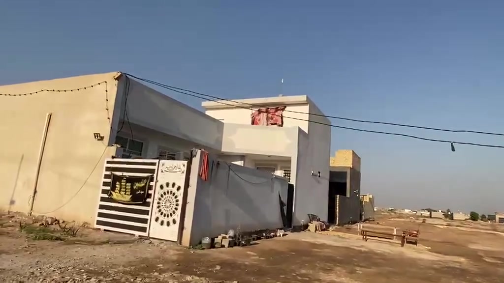 السلام عليكم دونم للبيع البيت الاول طابق الاول يتكون من استقبال ومطبخ وصاله وغرفه وحده  ومنور وحمام الطابق الثاني غرفه وحده  ...البيت الثاني مأسس مي وكهرباء وسيراميك وصحيات ..البيت الثالث هيكل ع حد الرباط ..عرض الشارع 10 نزال الدونم 73 والعرض 32 مولد متوفر وكهرباء ومي للعلم البيوت 3نفس الخريطه الموقع شارع المطار يم جامع عبد العضيم للاتصال والاستفسار  ***********
