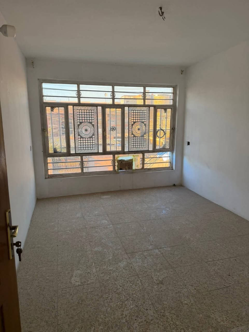 مشتمل للاجار الشعب شارع الصحه قرب جامع المبركع
البيت مدخلين استقبال وخدمات ومطبخ  وثلاث غرف نوم 

معروض بمكتب الكناني ***********/// السعر ٤٠٠الف
