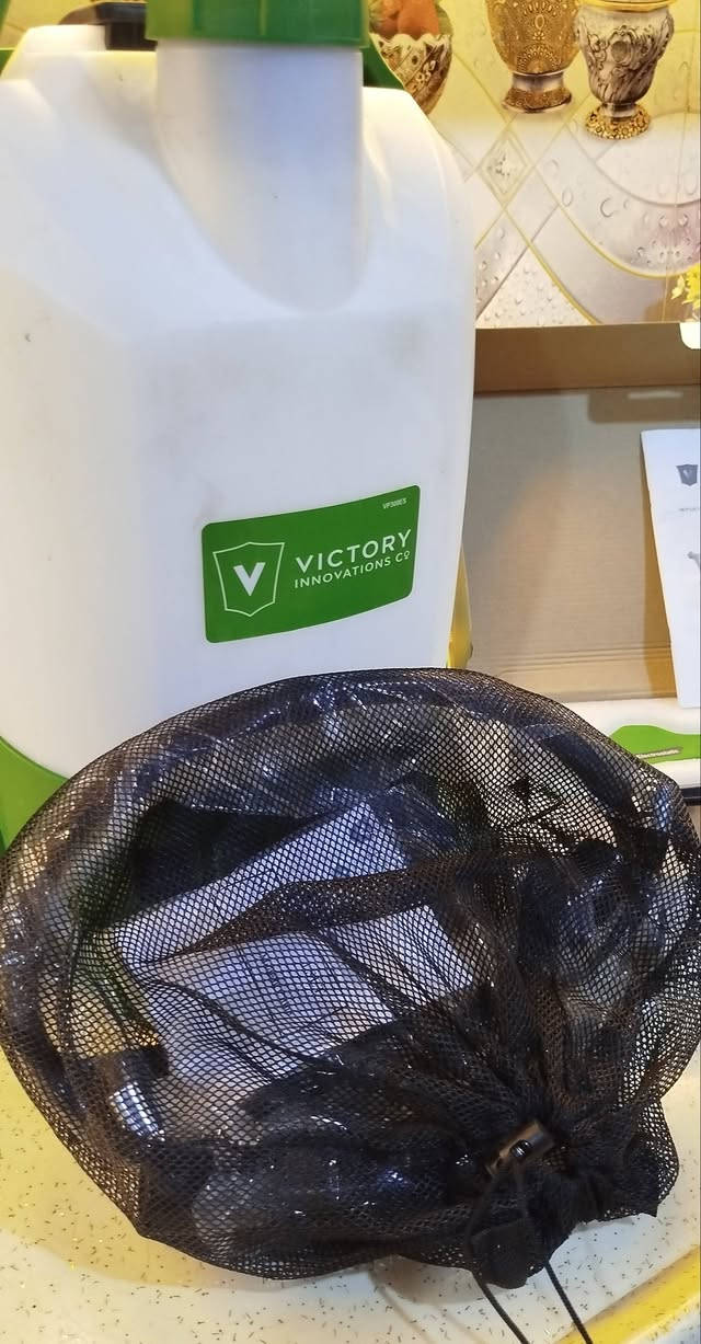 الجهاز هو بخاخ "فيكتوري انوفيشنز" (Victory Innovations) الإلكتروستاتيكي المحمول على الظهر، والمصمم للتعقيم وتطهير الأسطح.
يتميز الجهاز بسعة خزن(حوالي 8.5 لتر)، مما يتيح تغطية مساحات واسعة تصل إلى 23,000 قدم مربع لكل خزان.

يعمل الجهاز بتقنية الشحن الإلكتروستاتيكي الذي  يلتف حول الأسطح ويغطيها بزاوية 360 درجة، بما في ذلك المناطق التي يصعب الوصول إليها.

يأتي البخاخ مع بطارية قابلة للشحن للاستخدام اللاسلكي،
الجهاز هو بخاخ "فيكتوري انوفيشنز" (Victory Innovations) الإلكتروستاتيكي المحمول على الظهر، والمصمم للتعقيم وتطهير الأسطح.


**إذا كنت صاحب هذا الإعلان وتريد حذفه لأي سبب، رجاءا أرسل رسالة إلى الدعم الفني**