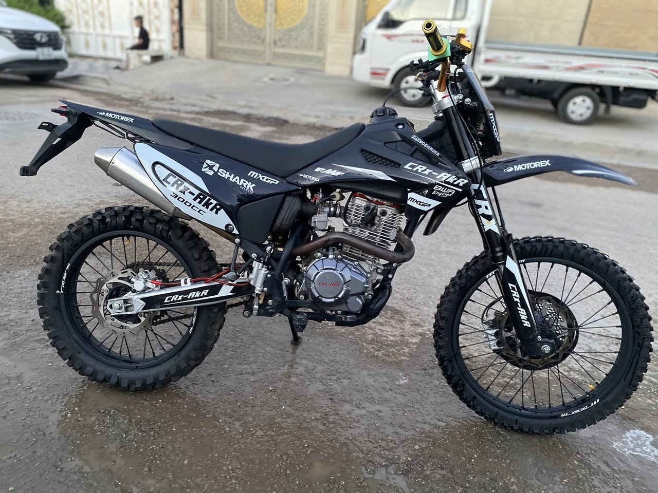السلام عليكم عندي قفاز للبيع CRX AKR اعلى فئه بالقفاز 2025 نازله بال 2026 المحرك 300cc بس أجه 4 ولفات الدراجه كفالة عامة من كلشي ماشيه 6 الاف الدراجه بيها شلعه ومكينة جبارة وحيل قويه السعر 1550 وبيها مجال مكان بغداد كمالية ***********
