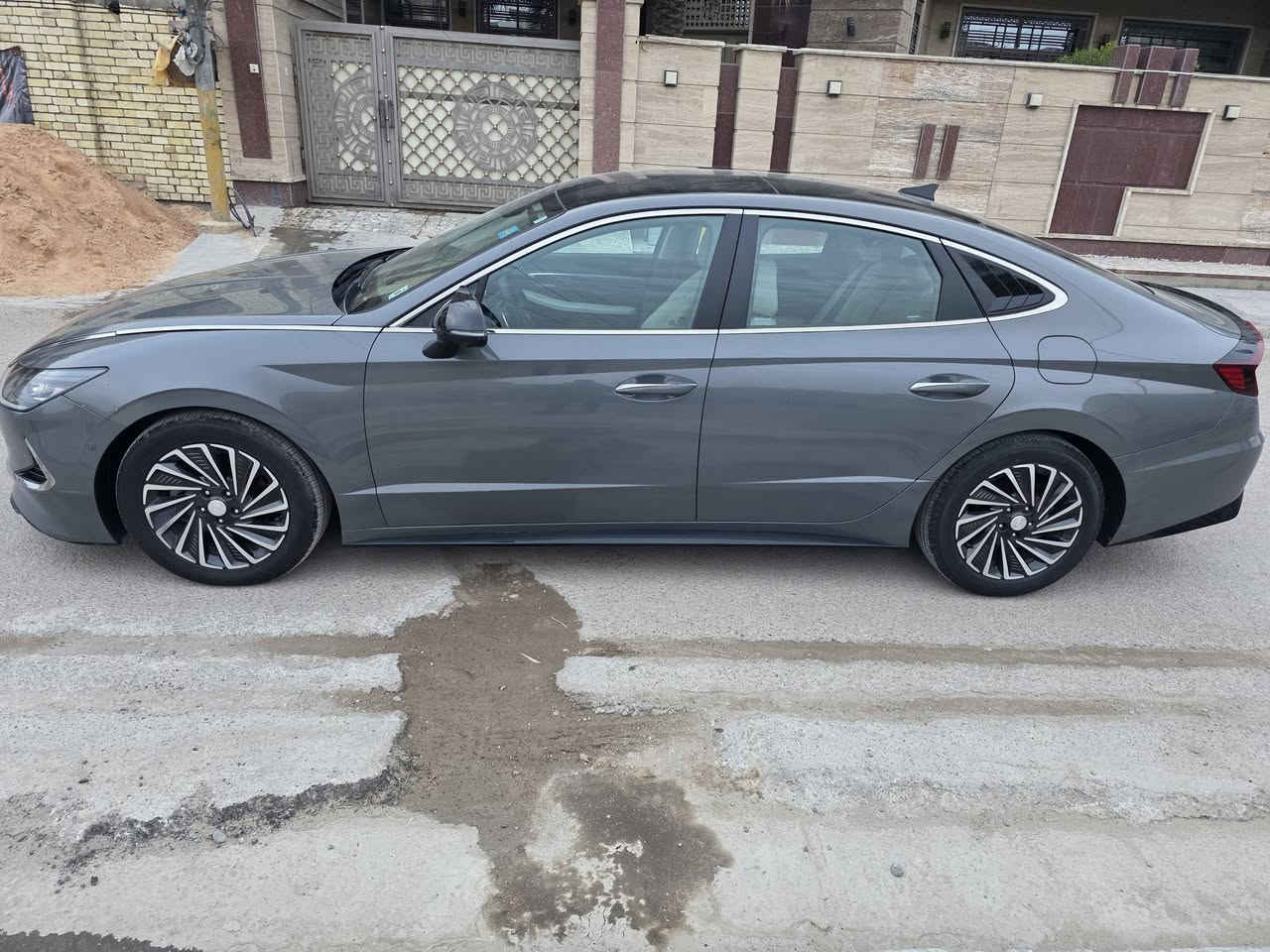 سوناتا هايبرد ٢٠٢١ معلايه ٢٣ مرمزه بالامارات شرط التحوير فول موصفات طاقه شمسيه بالقماره بصمه تشغيل وابواب شاشه جبيره ٤ كامرات محيطيه كشنات جلد وتدفئه وتبريد بالكشنات وذاكره داتو شو بالجامه الاماميه حساسات امامي خلفي ورادرات توقف قياده ذاتيه تعديل مسار شفتات بالاستيرن سايد بريك بصمه اوتو هولد لدات بالدشبول سيتم سماعات بوز جنطه ترحيب عند الاقتراب وبيه بعد هواي مواصفات لون سمنتي مميز ماشيه ٢٧ الف حادثه بنيد مبدل بدون دواخل شرط ولا ايرباك وبيه ٣ قطع كلير فقط من امريكا مكان السياره بغداد السعر ١٤٥ ورقه للاتصال ***********
