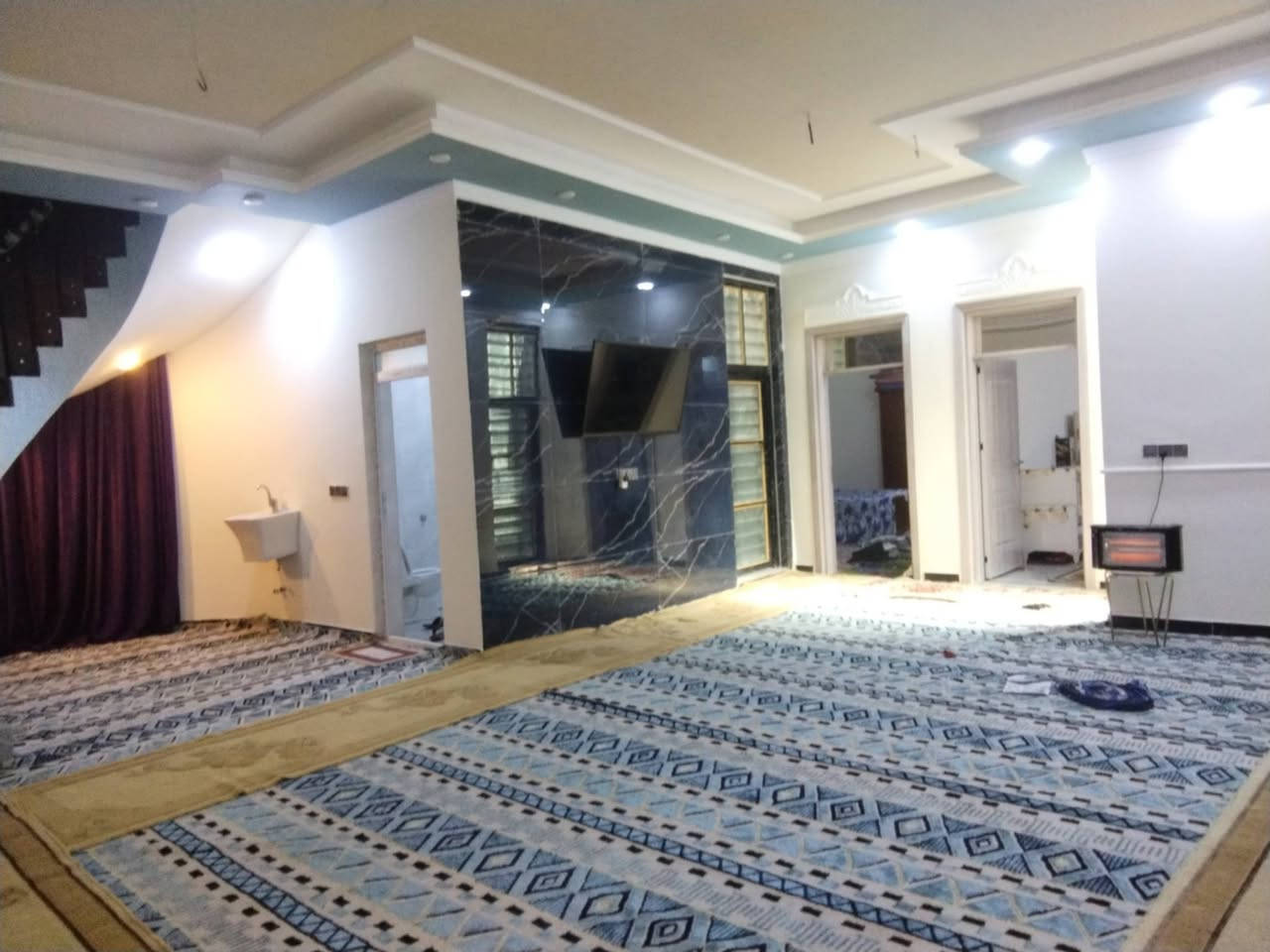 السلام عليكم بيت في حي الامين الاول مساحه350 متر السعر اتصل صاحب الدار غرفتين نوم وصاله واستقبال وصحيات داخليه وخارجيه ***********
