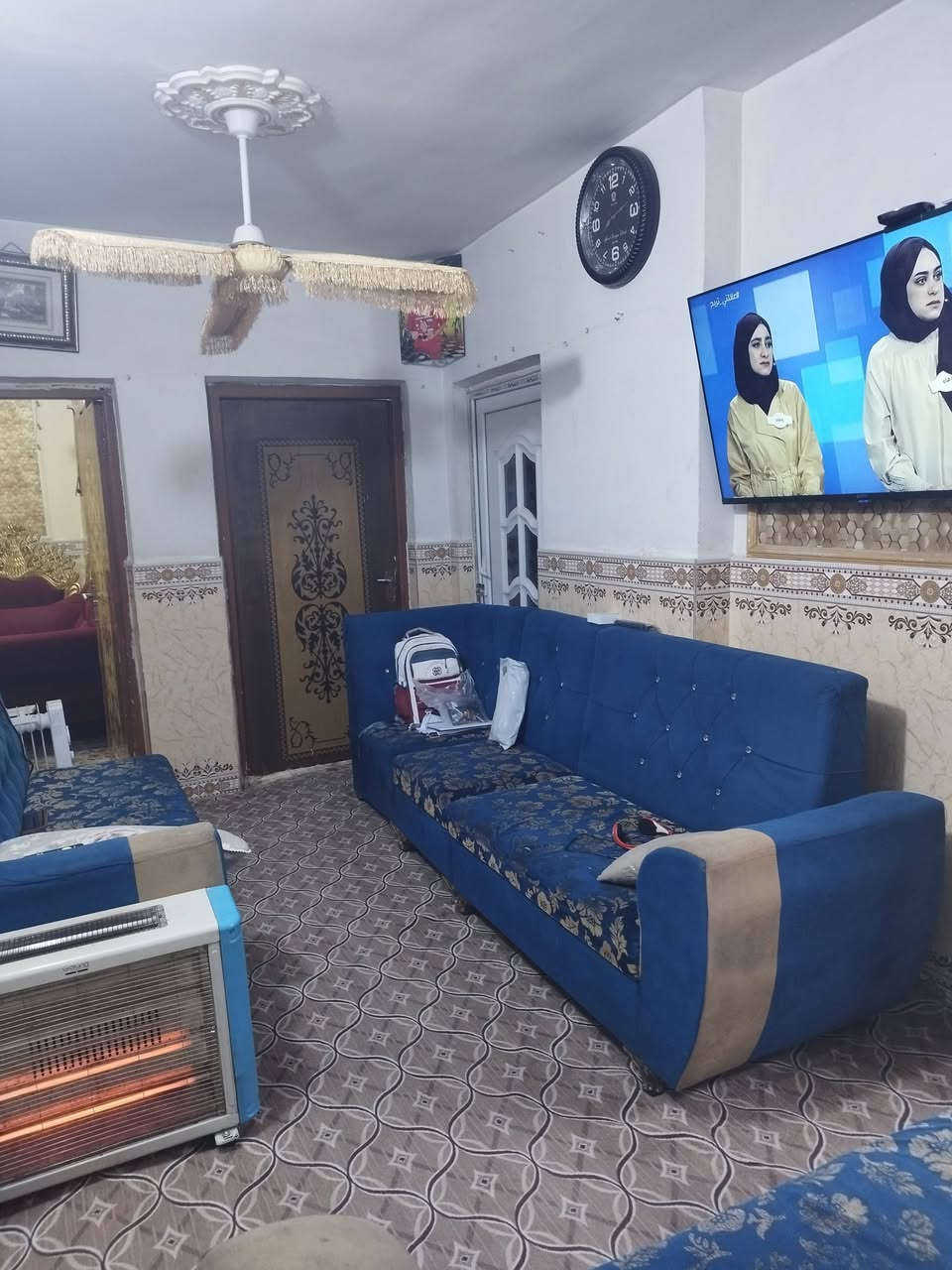 السلام عليكم متوفر بيت طابو ملك صرف بسمي مساحته 100م واجهه 10 نزال 10 قاطين ثلاث غرف نوم واستقبال ومطبخ وحولي سطحين غرفه فوك سندويتش مسويه مخزن بيت مربع كلش زين قريب على كليه الهادي حي اسيا يصلح استثمار ايجارات طلبه كليه الهادي وارده الشهري خير من الله ***********
