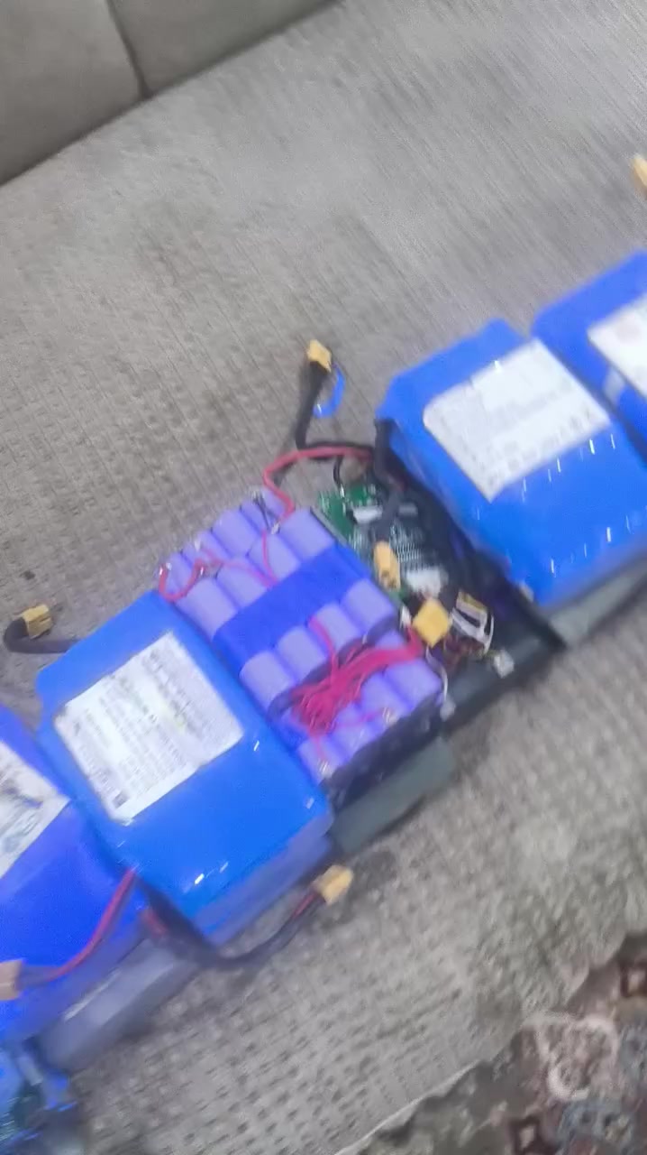 بطاريات ليثيوم للبيع بيهن يشتغلن وبيهن ما ادري سعر القطعه 5 عندي كميه اكثر من 70 قطعه اذا تاخذهن كلهن اطيحلك من السعر توصيل موجود ***********
