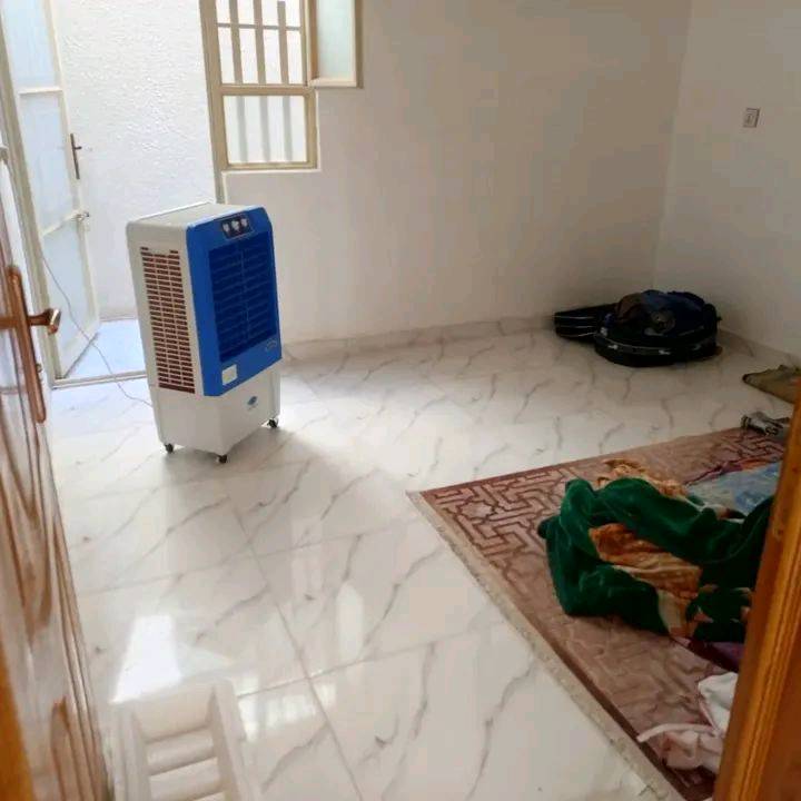بيت للبيع مستعجل مستعجل بي مجال للشراي الصدك 35 وبي مجال 
بيت للبيع مستعجل وسعر مناسب 35 وبي مجال للشراي 

بيت للبيع

يحتوي على غرفة  وصاله ومطبخ و صحيات عدد 1
يحتوي ميزانية كهرباء وخط سحب مولد ذهبي وسخان كامل

محمد  ***********

متواجد واتساب ،

عنوان مجمع سيد اسماعيل

كربلاء مجمع سيد اسماعيل السكني بيت للبيع مساحة 50 متر  سند 25 قرار محكمة يم عمود ١٤٣ خدمات كامله ماي مجاري كهرباء تبليط ويجود فيه ميزانية كهرباء 

للاستفسار واتس او اتصال متواجد 24 ساعة 

***********
#للجميع
البيت شكد عدد الطوابق؟ وهل بيه سطح أو حوش أو كراج؟: 
طابق واحد
شنو الحالة الإنشائية والعمر التقريبي للبيت؟ يعني جديد لو مستخدم من فترة، وبي أي ملاحظات أو نواقص؟: 
بيت جديد 
السند 25 وقرار المحكمة: ممكن توضح إذا المعاملة جاهزة للبيع مباشرة لو بيها أي قيود/مراجعات؟: 
سند 25 ما بيها قيود 
السعر 35 مليون: نهائي لو بيه قابلية للمساومة؟ وإذا أكو دفعة/تسليم شلون؟: 
بي مجال 
وين موقع البيت بالضبط بمجمع سيد اسماعيل؟ قريب من أي عمود أو معلم حتى يسهل على الزبون يوصل؟: 
البوابة الاولى فرع السابع 
