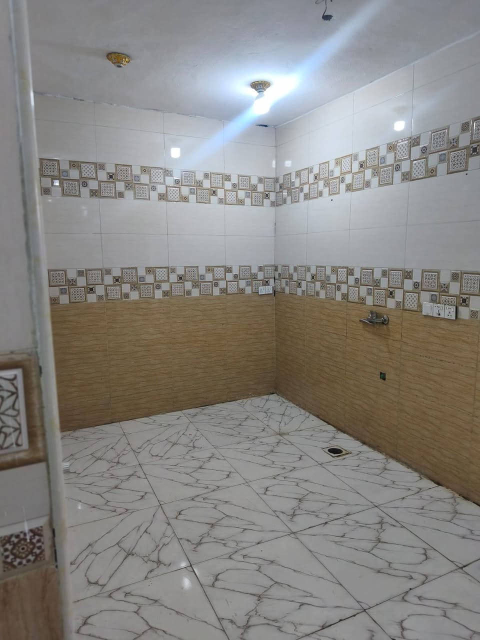 بسم الله الرحمن الرحيم 
مشتمل ١٠٠ متر في حي الحكيم مقابل الدبية الثانية 
يتكون من غرفة نوم عدد ٢ وحدة وحدة جوة 
واستقبال ومطبخ وصحيات شارعة ١٠ 
للاستفسار الاتصال 
***********
