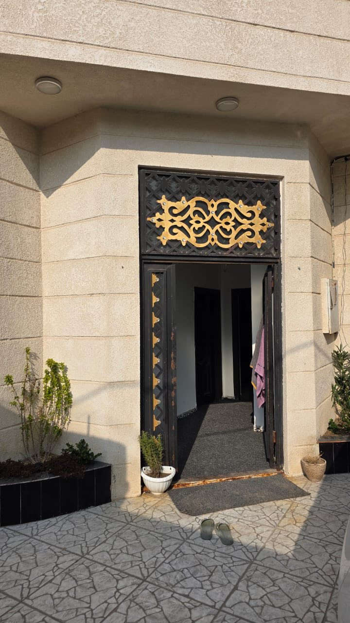 العنوان: بيت للبيع في التنومة - حي الصالحية (بناء حديث)
التفاصيل:
الموقع: البصرة - التنومة - الصالحية - شارع اللواء (بالقرب من مركز نور العراق للإنترنت).
المساحة الكلية: 200 متر مربع (الواجهة 10م × النزال 20م).
مساحة البناء: 170 متر (بناء طابوق بالكامل - سنة 2019).
التصميم الداخلي:
غرف نوم عدد (2) بمساحات واسعة (4 \times 4م و 5 \times 4م).
استقبال فخمة بمساحة (6 \times 4م).
صالة جلوس واسعة بمساحة (6 \times 5م).
مطبخ مريح بمساحة (5.5 \times 3.70م).
المرافق الخارجية: كراج سيارة (6 \times 3م) + مجموعة صحيات (المجموع 23 متر).
الخدمات: المنطقة مخدومة بالكامل (ماء، كهرباء، مدارس، مستوصف، سوق قريـب).
الشوارع: عرض الشارع 8 متر (موقع هادئ وسهل الوصول).
السعر: 165 مليون دينار عراقي (قابل للتفاوض مع المشتري الجاد).
للاستفسار والتواصل{***********
