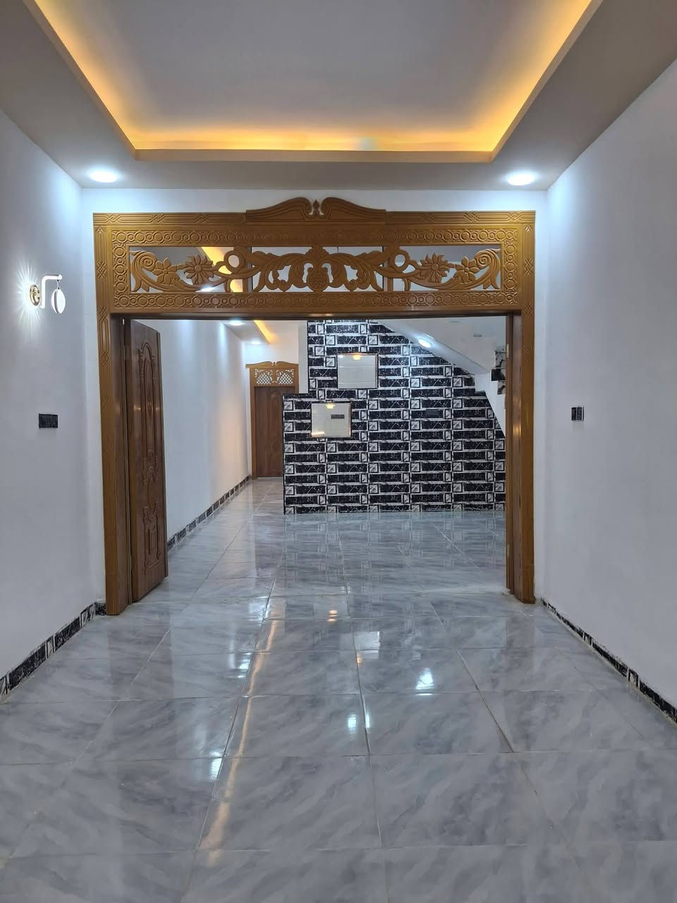 **عقار للبيع في النجف الأشرف - مقابل  قرية الغدير عمود 282**
**التفاصيل:**
- الموقع: مقابل قريه الغدير خلف بانزينخانه انوار الغدير عمود 282، قريب من السوق
- المساحة: 100 متر جاهز للسكن 
- السعر: ٤٨مليون دينار عراقي مع المجال
- البناء: طابوق، أساس وسقف كونكريت
- الأرضية: بورسلين
- السقوف جبس 
- أبواب: صاج درجة أولى
- مواصفات البيت:
 - استقبال
 - 1 غرفة نوم
 - صالة
 - مطبخ
 - حمام (صحية)
 - مكشفة
- الخدمات المتوفرة:
 - سوق قريب (100 متر)
 - ماء اساله خطين 
 - كهرباء + مولد
 - شوارع مبلطة
 - شارع عرض 10 متر
 - مدارس قريبة
**الرقم للاتصال:**
***********
واتساب او مراسله الصفحه
