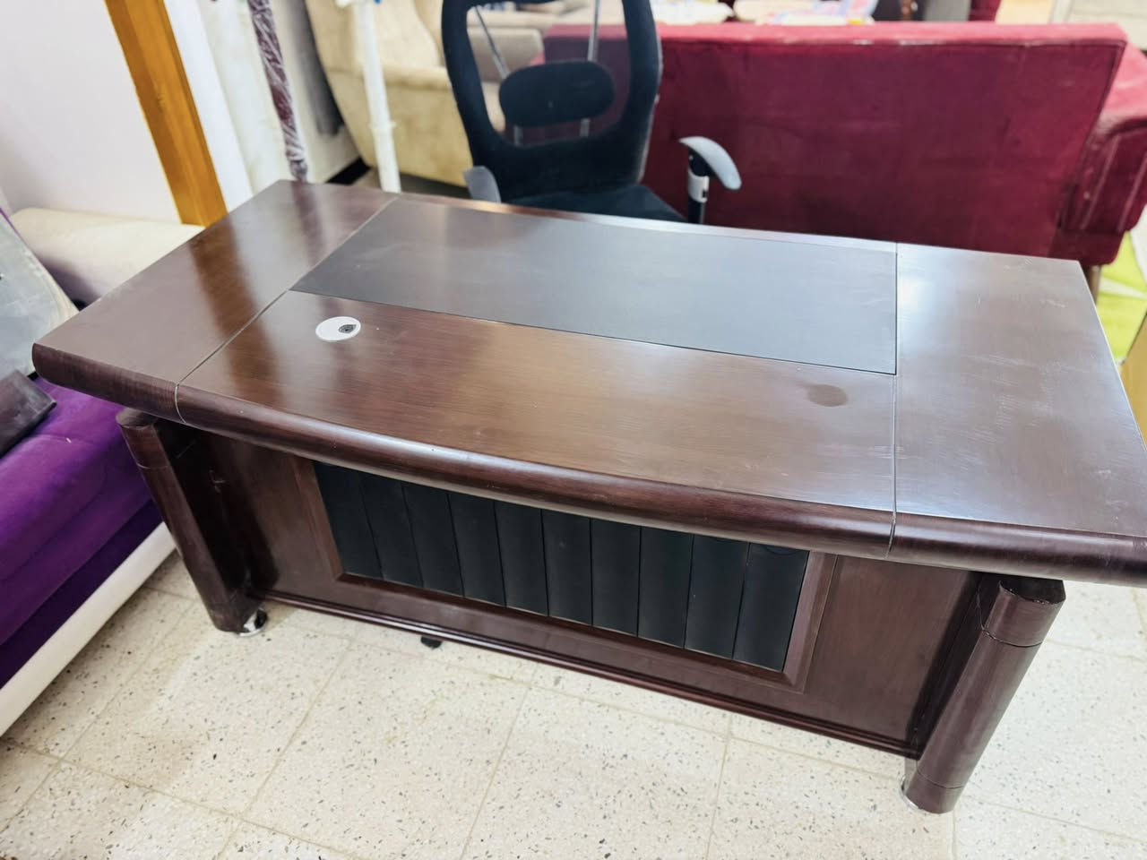 السلام عليكم ميز طعام و٣ كراسي قياس ٩٠ سم القاعده الجوه مرمر والصطح كزاز ضد الكسر ميز مكتب وكرسي دوار جدد مامستخدام قياس ١٦٠ سم ***********
