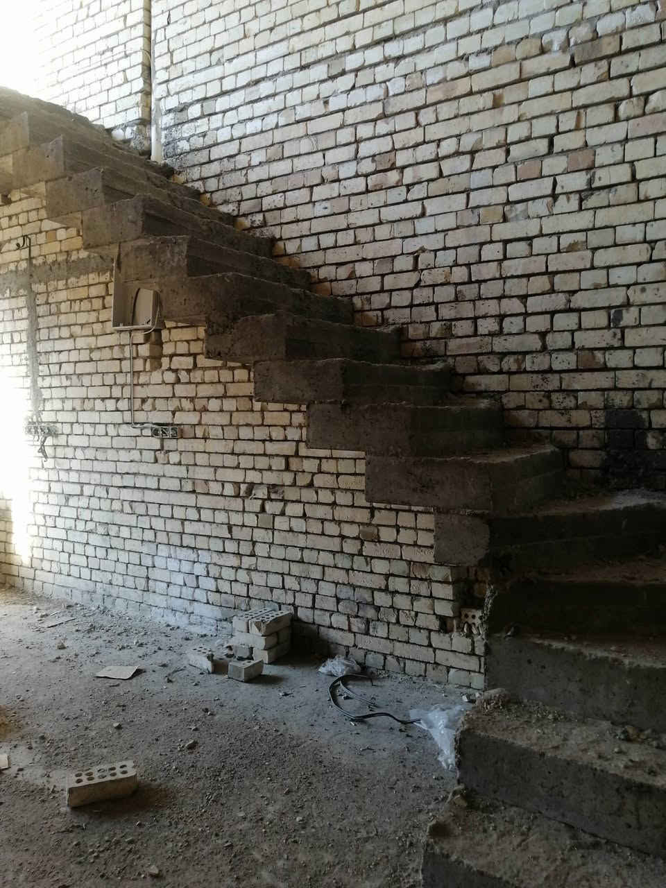 السلام عليكم بيت هيكل للبيع ١٠في ١٠ المساحة ١٠٠ م طابقين وبيتونة ماسس سبالت ومجاري وكهرباء على النص يحتوي على ثلاث غرف نوم ومطبخ وهول غربي وصحيات عدد ٢ ودرج مكسر العنوان البوعيثة الهواشة مجمع السلام شارع المولدة بالفرع المقابل لصيانة جانجان للاستفسار الاتصال على ***********
